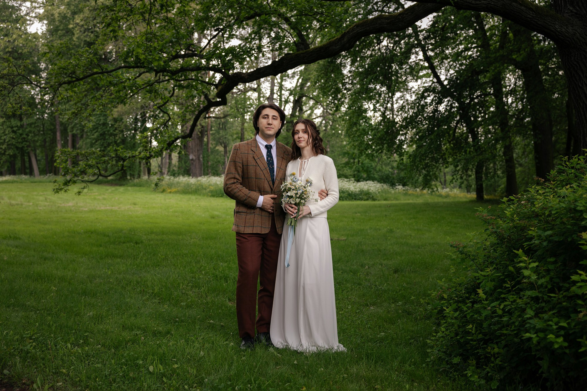 Эстетичная свадьба в Петергофе: масштаб, архитектура и журнальная ретушь