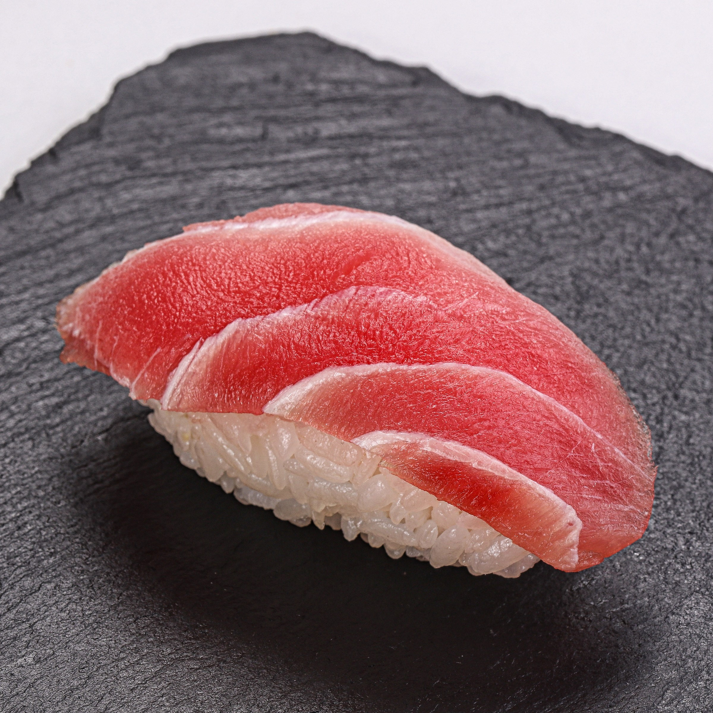 Фотосъемка суши и роллов. Заказ по тел.: +7 (906) 006-90-22. Фуд-фотограф Андрей Старостин — съемка еды в Москве. 9000 руб. в час