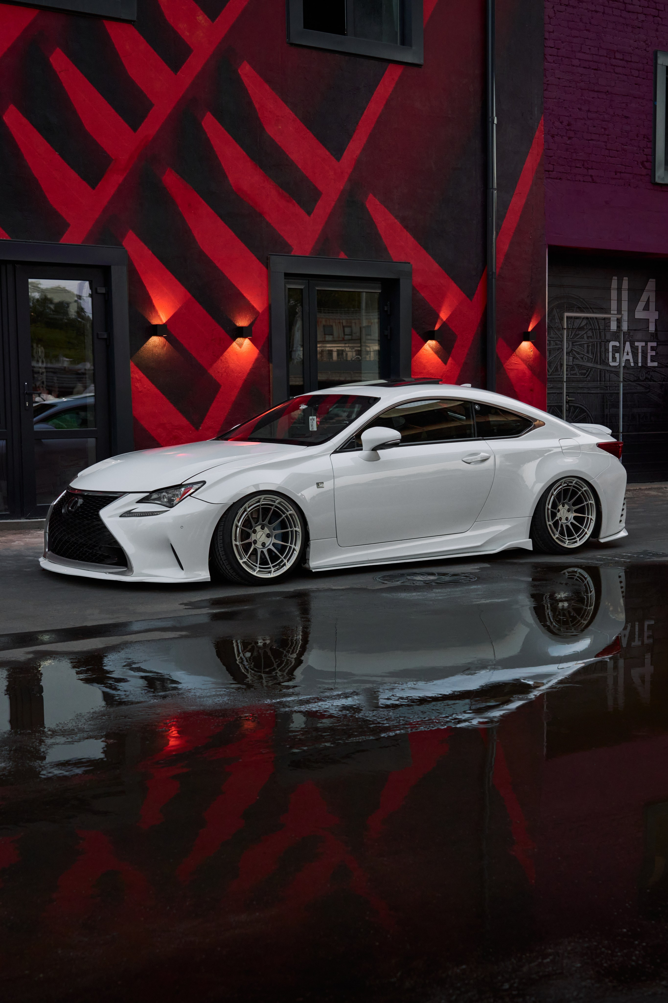 Белое купе Lexus RC на фоне граффити арта в Москве, автомобильный фотограф GLAR Production
