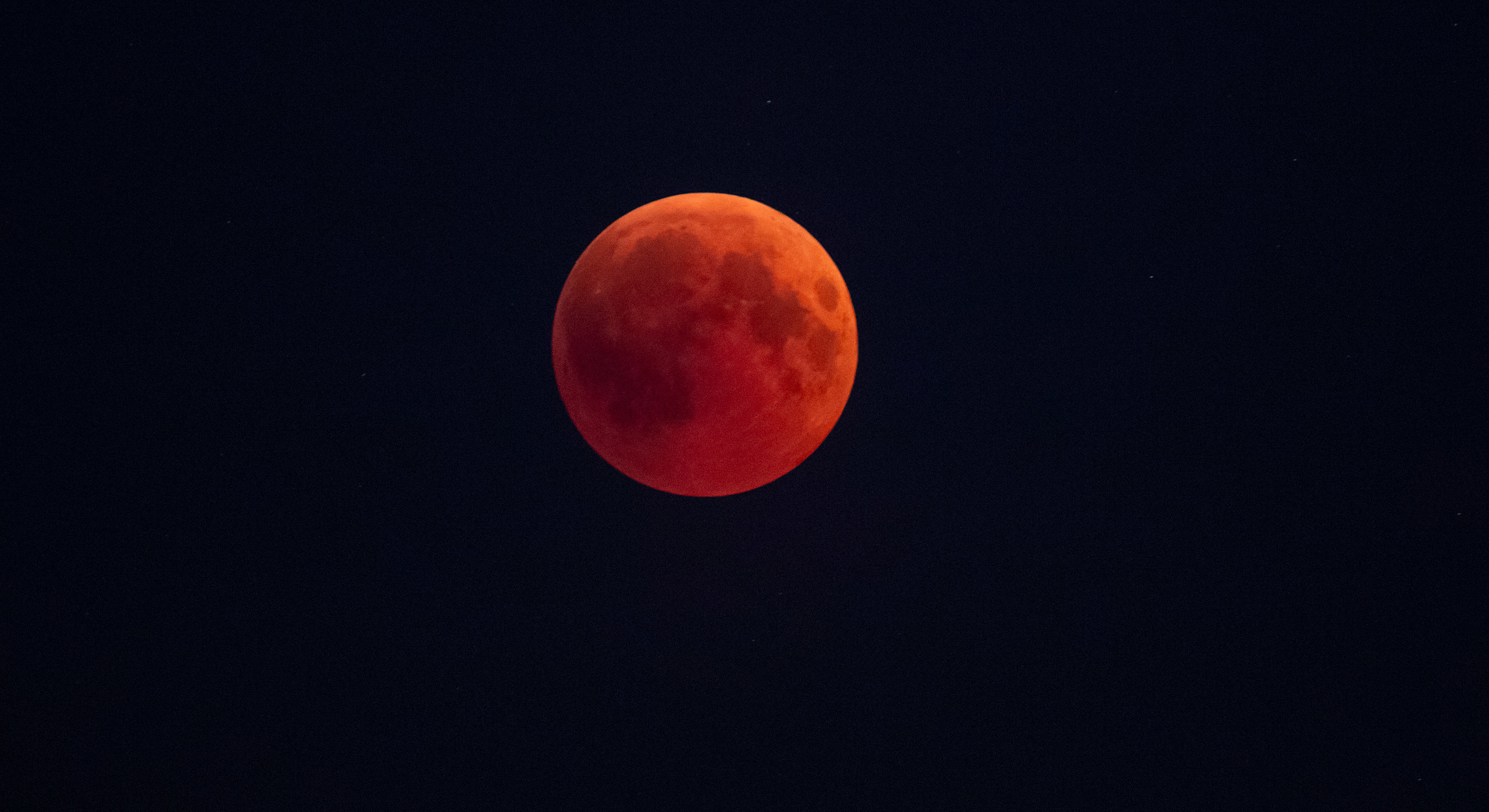 Длинное лунное затмение. Фотограф Евгений Стельмах в Молодечно и Минске