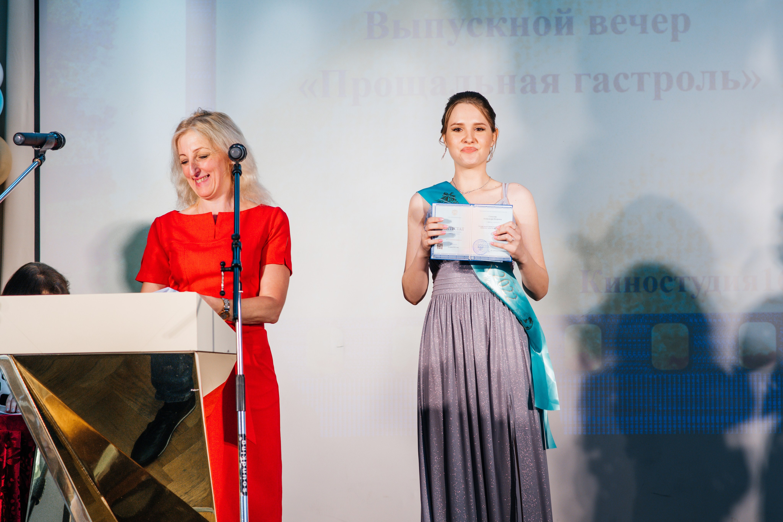 Вручение аттестатов. Выпускные альбомы в Подольске Москве и МО