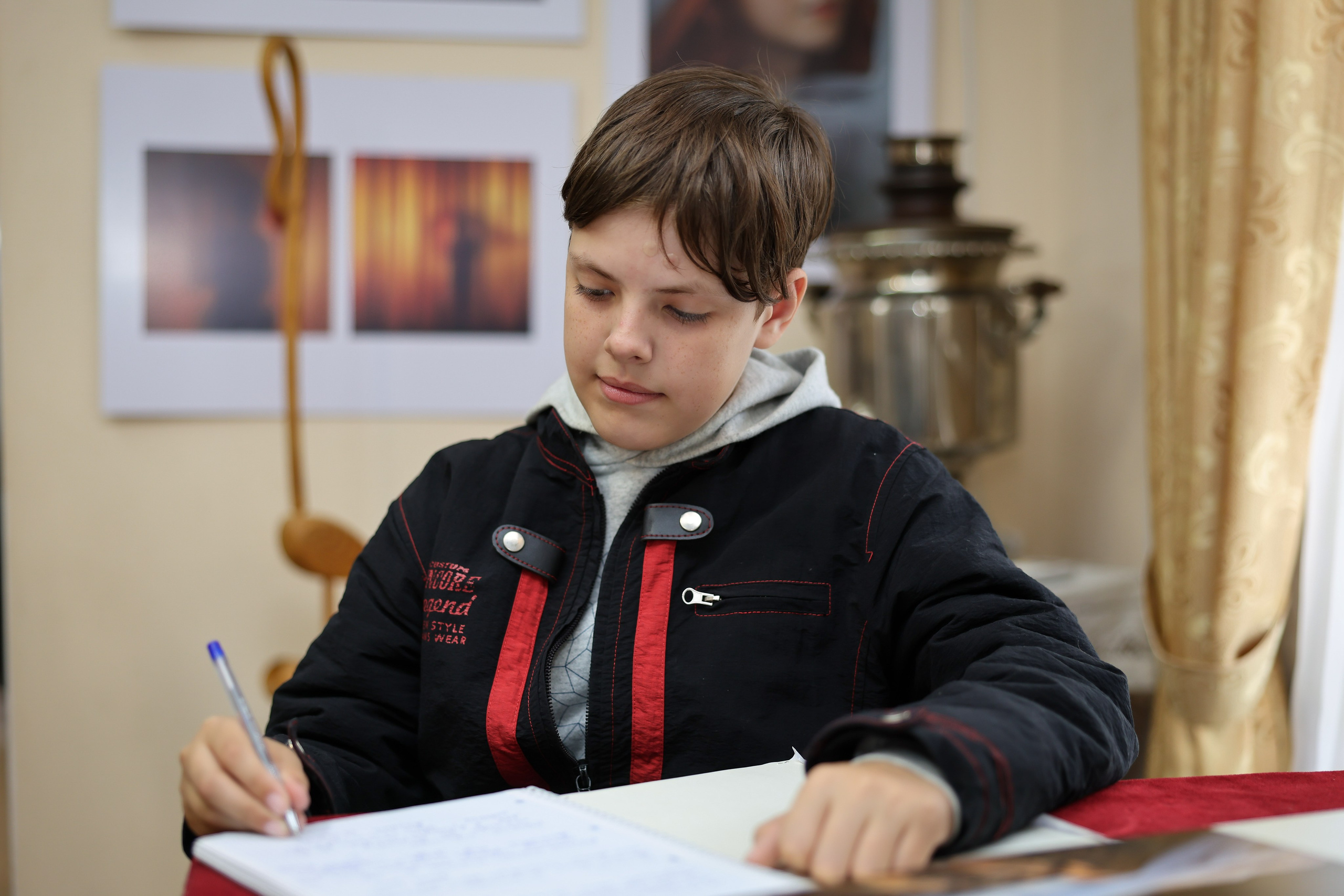 Фотовыставка к 1 июня 2025 «Мир детства». Детский и семейный фотограф в Павлодаре Оксана Солей. Школа моделей