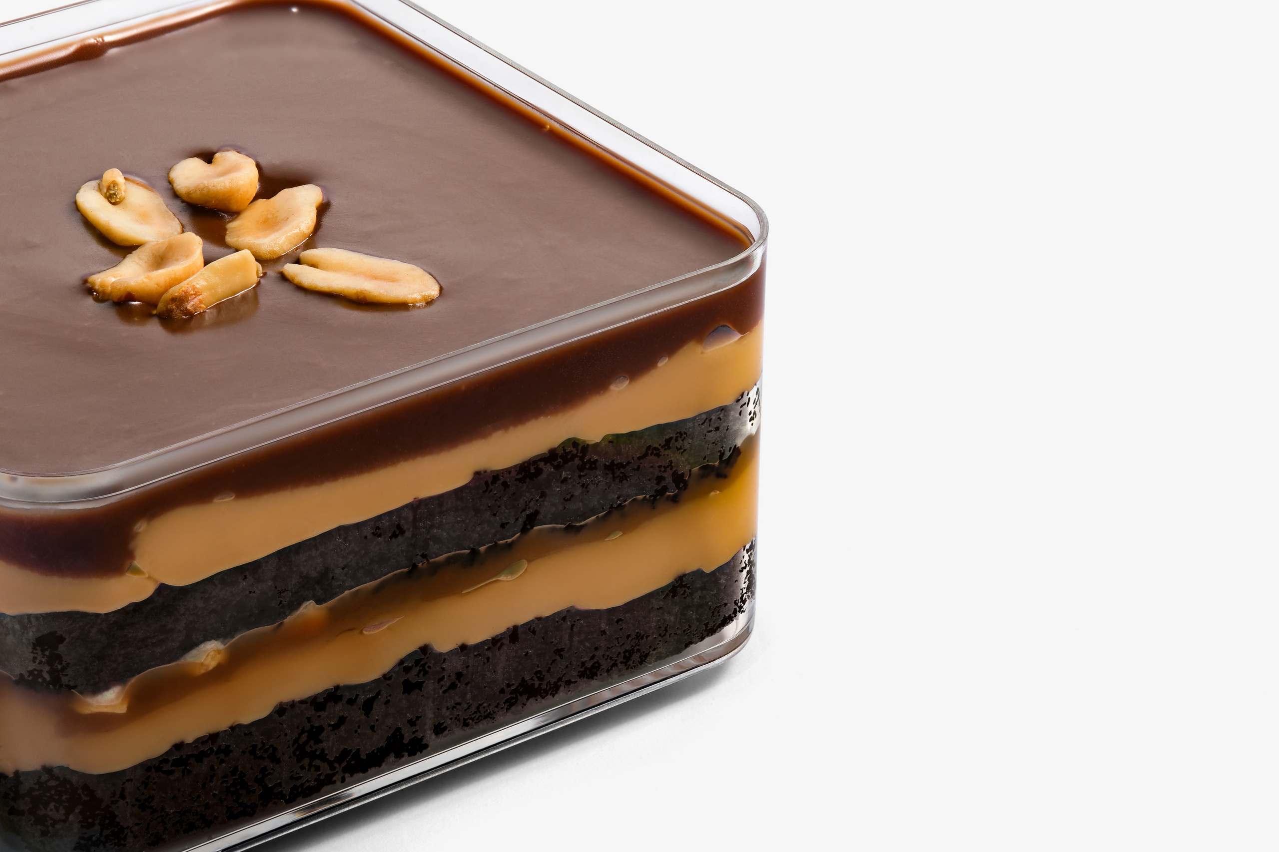 Рекламная фотосъёмка торта с орехами MPIES.KZ — имиджевое фото для сайта.