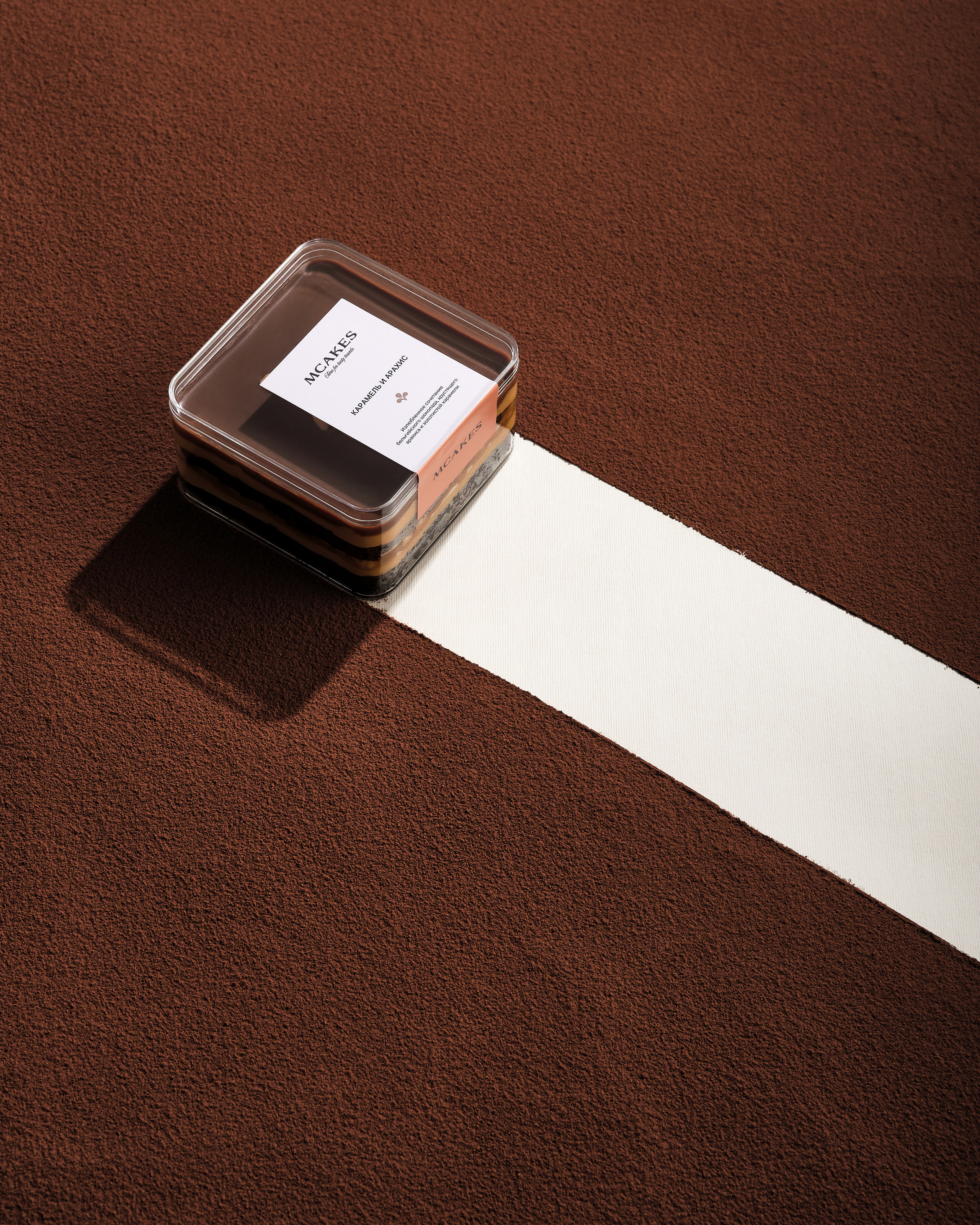 Имиджевая съёмка пирожного MPIES.KZ на фоне из какао порошка — контент для бренда.