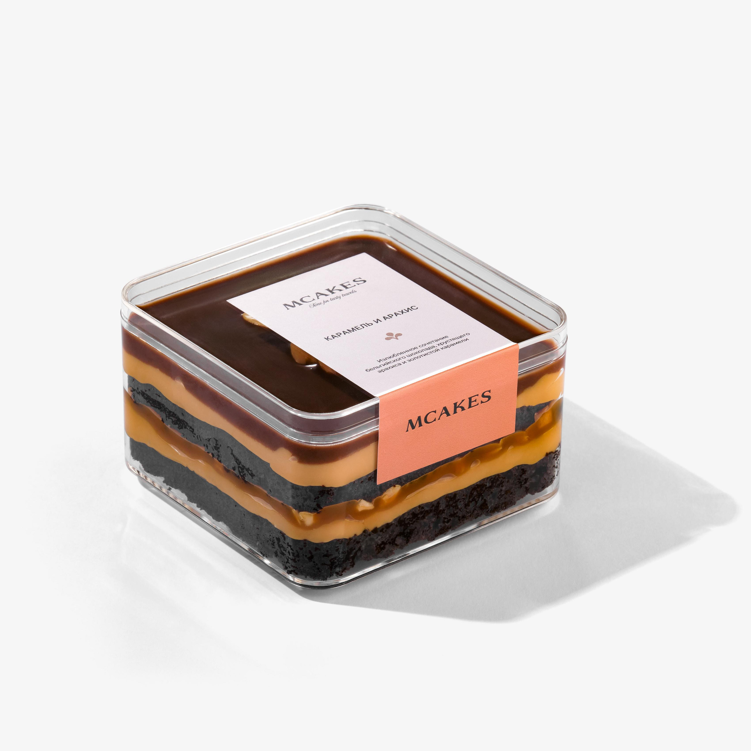 Фуд-съёмка пирожного MPIES.KZ на белом фоне — акцент на упаковку и структуру десерта.