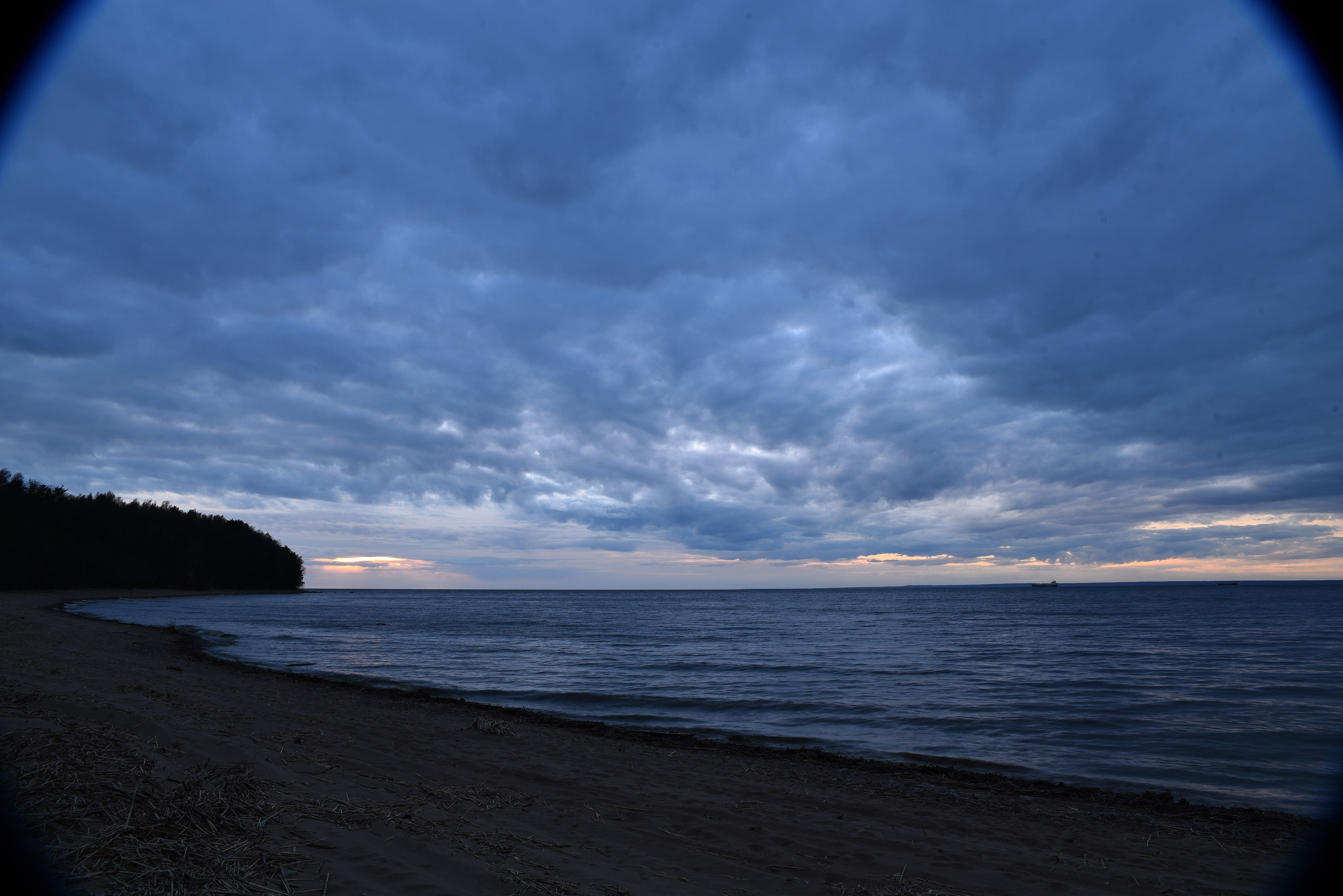 Ночной морской пейзаж