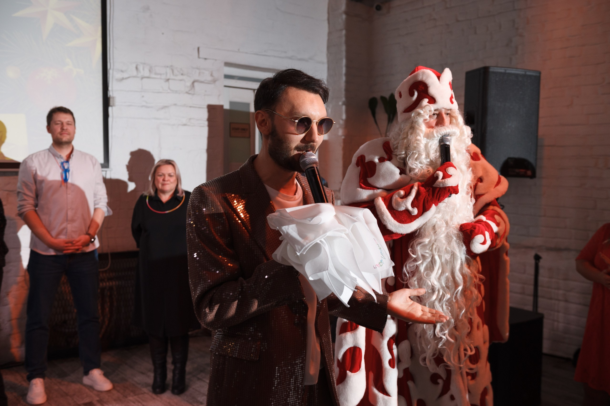 Новогодний корпоратив в стиле Неоновая вечеринка. Праздничное агентство ПИОН