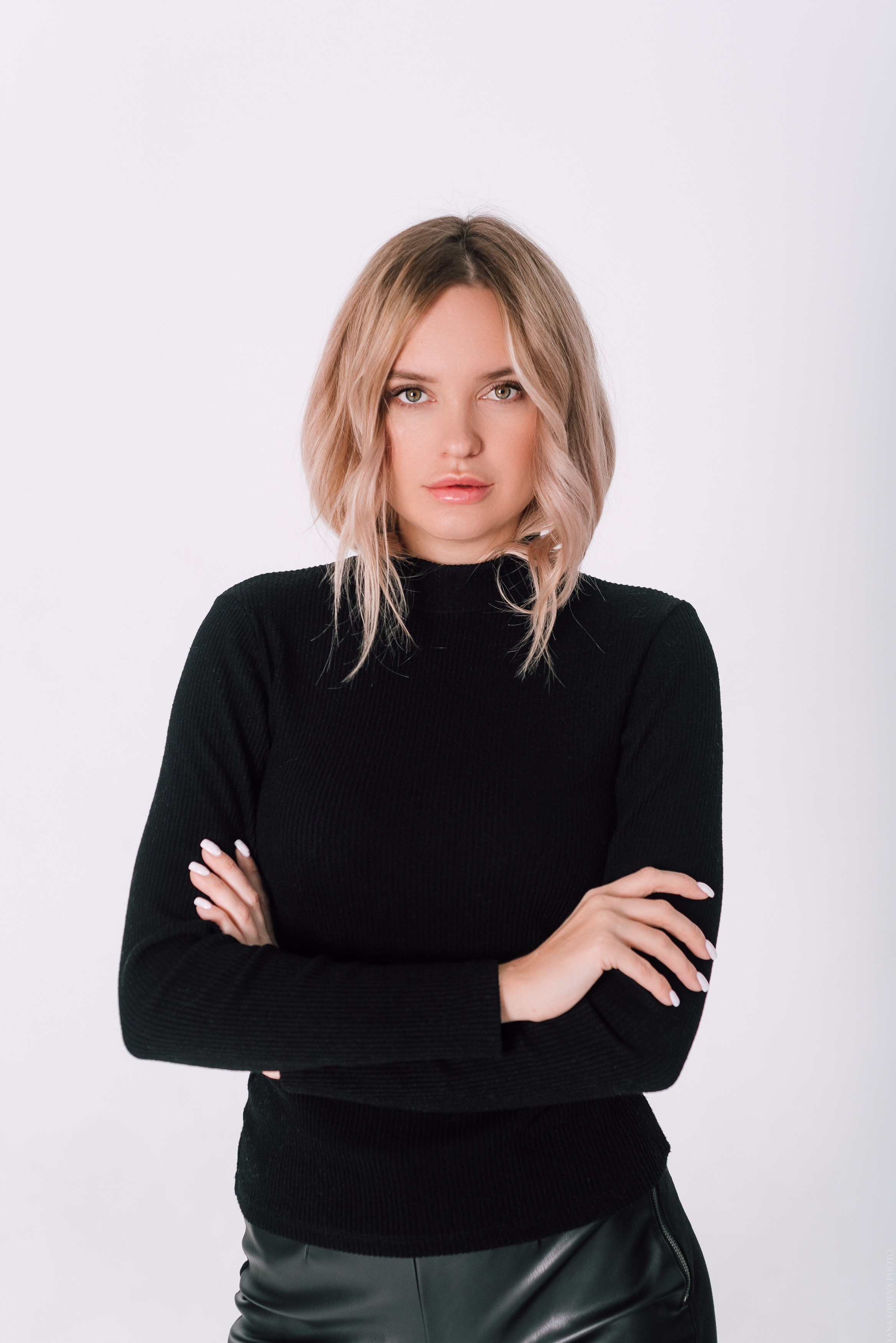 блондинка в черной водолазке