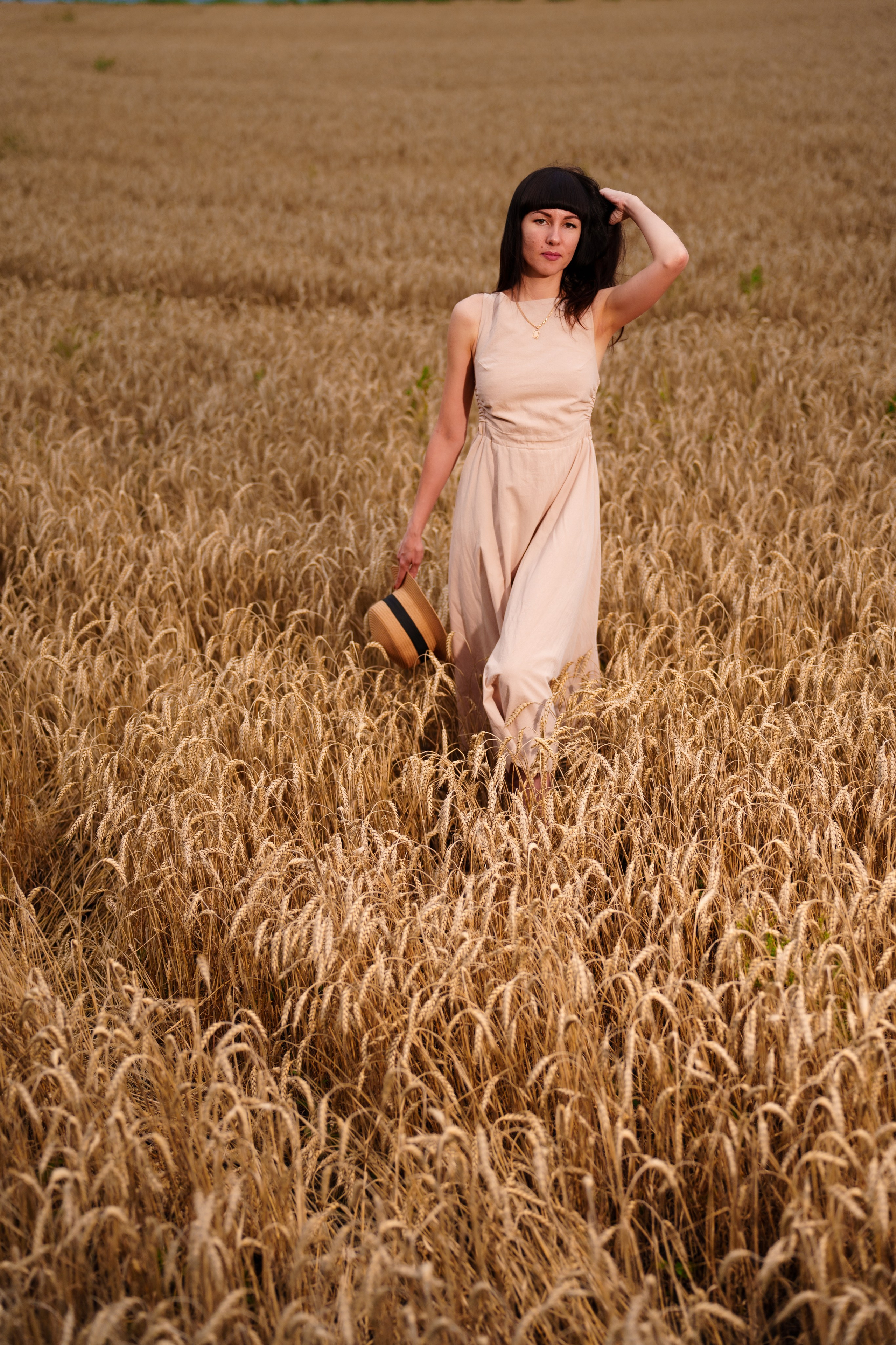 Мама с дочкой в пшеничном поле (01.08.2023). Фотограф Андрей Чеботок (Белгород, Курск, Воронеж, Старый Оскол)