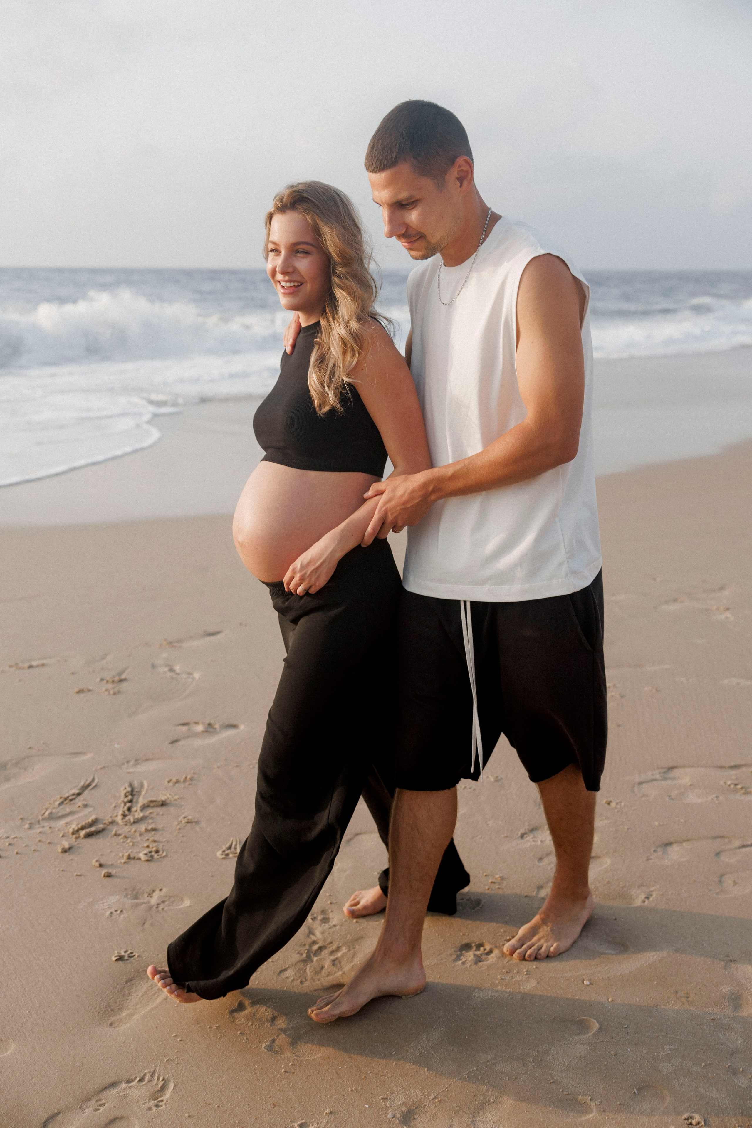 Pregnancy photoshoot near the sea (cloudy weather). Главная