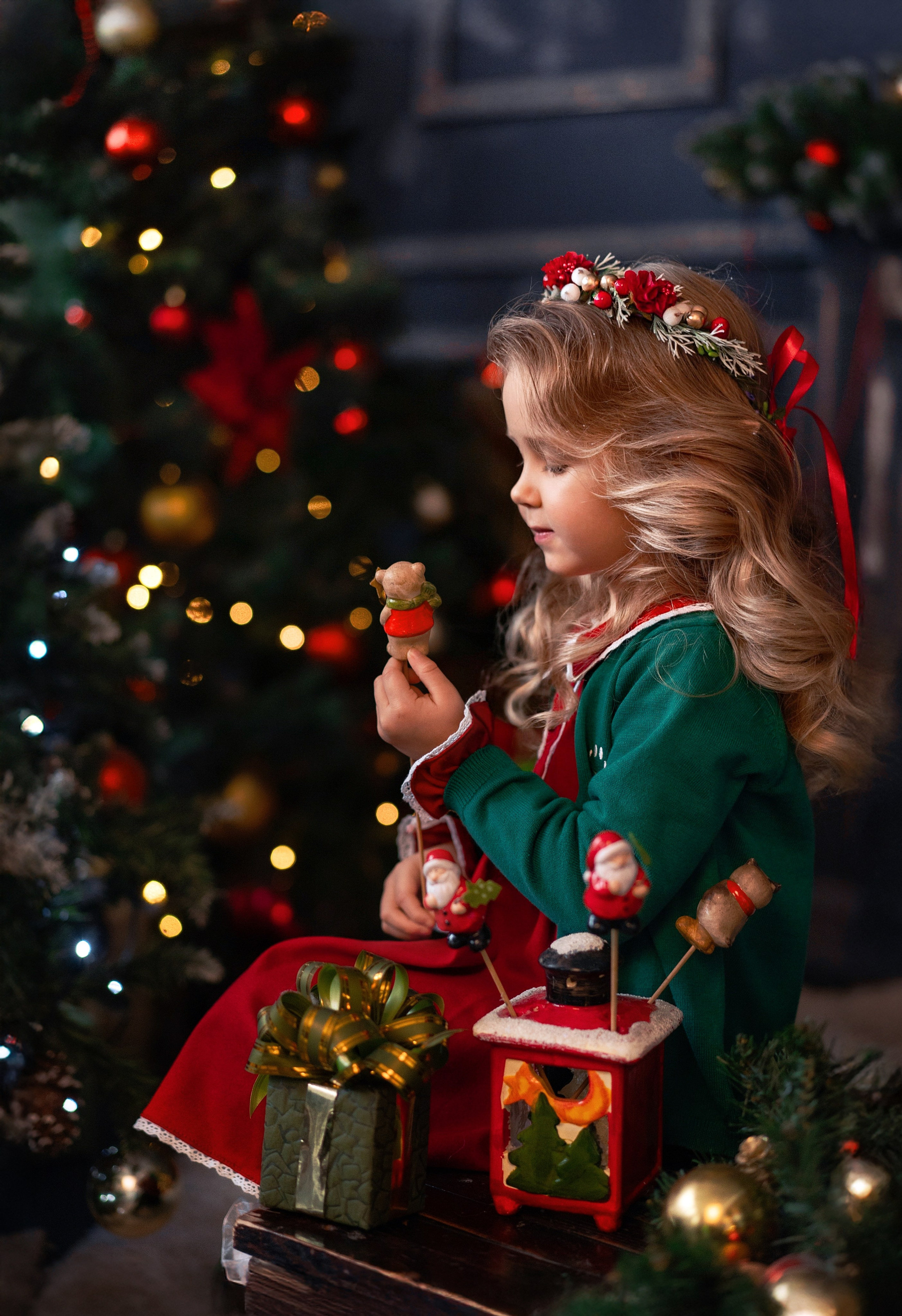 Детская фотосъемка: очаровательная маленькая девочка рядом с ёлкой