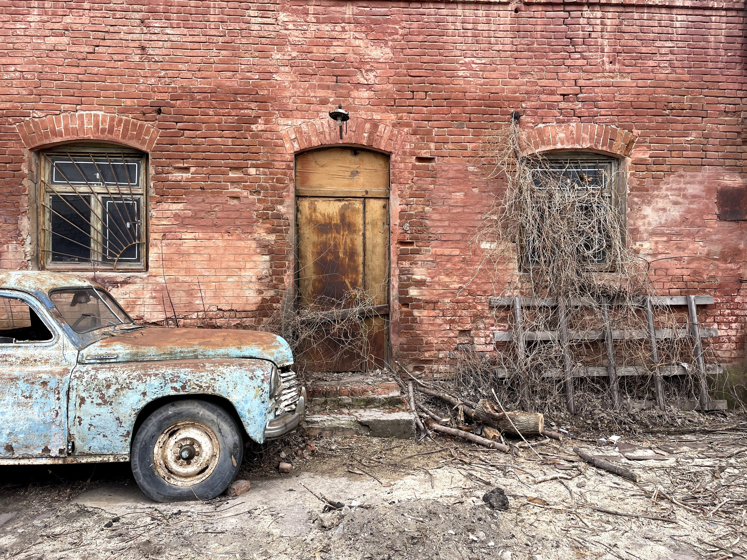 20 096 Здание из красного кирпича. ВИЗУАЛЬНЫЕ И ЗВУКОВЫЕ РЕШЕНИЯ ДЛЯ БИЗНЕСА И СЪЁМОК ТЕЛЕТЕЛА