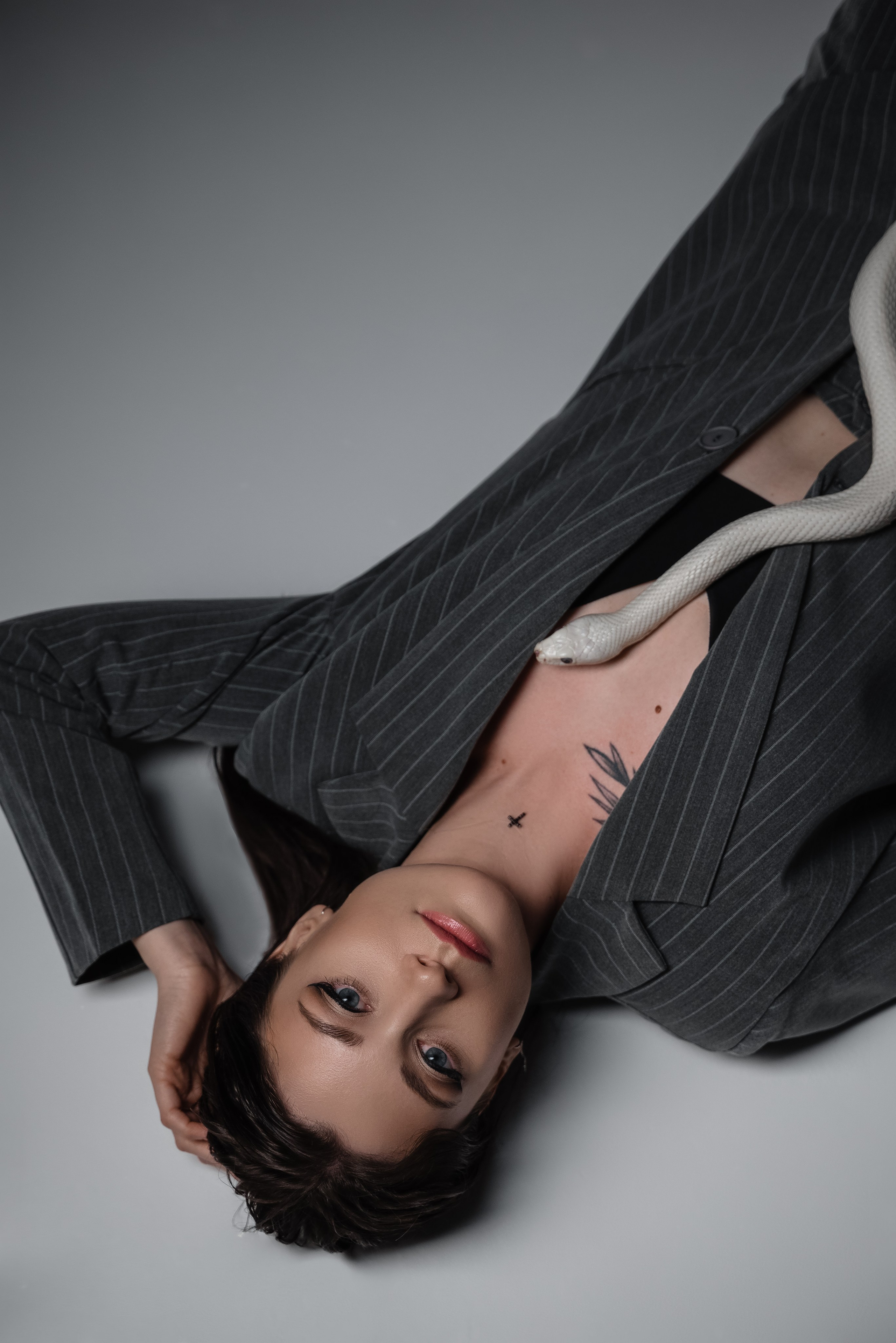 Виктория со змеёй. Главная