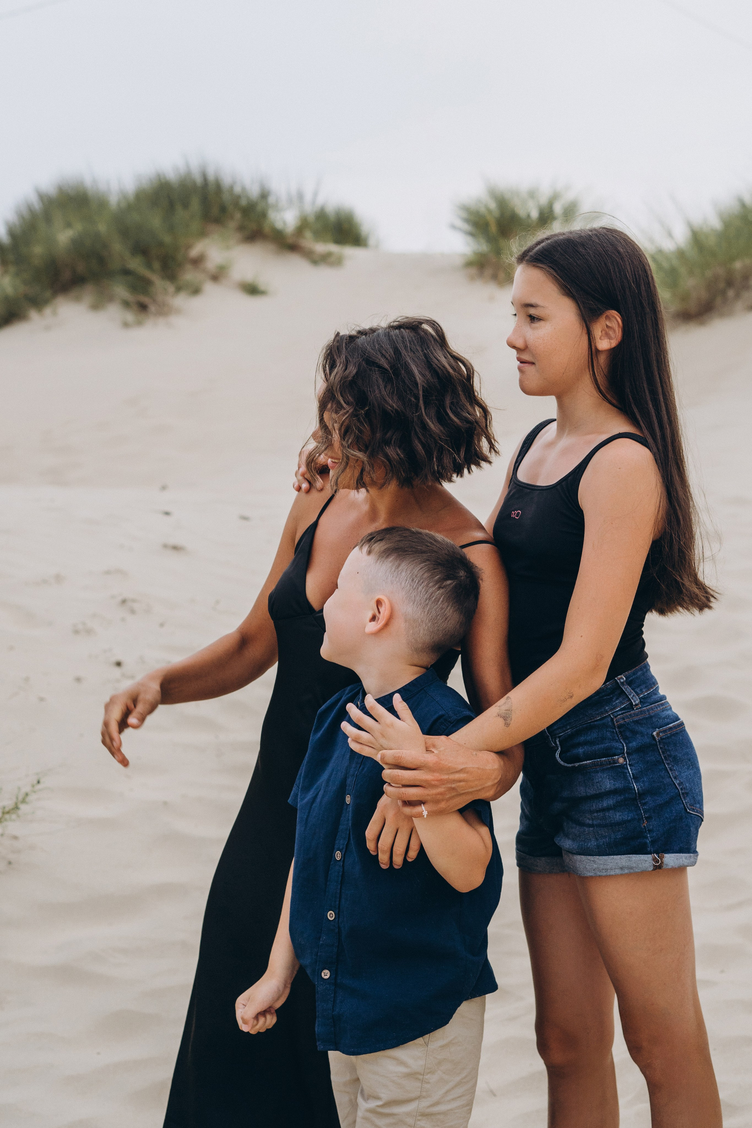 Семейная фотосессия в Анапе – родители и дети смеются на фоне лазурного моря, фотограф Анапа