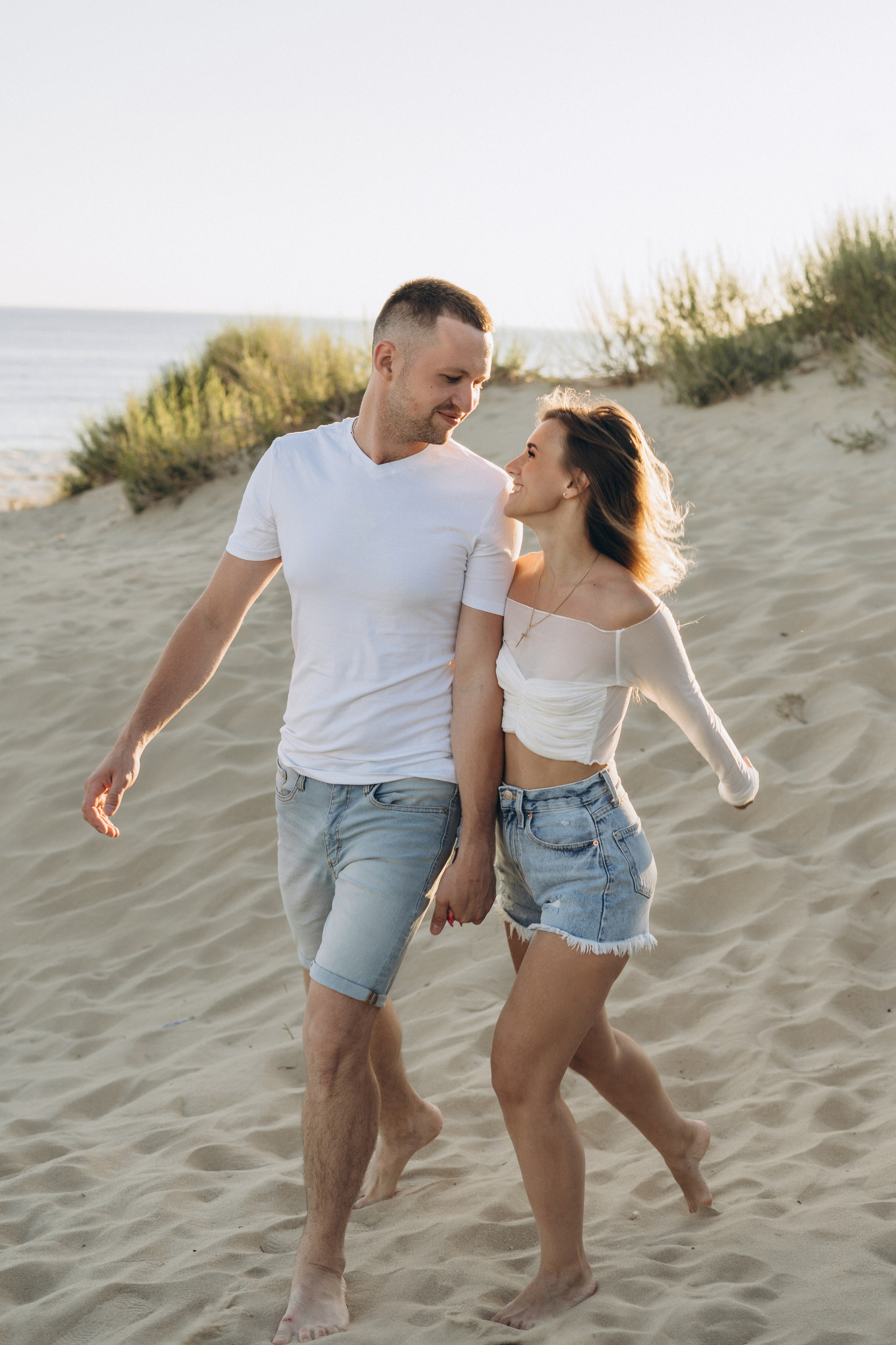 Фотограф Голубицкой сделал уникальный кадр - дедушка показывает внукам, как чистить только что пойманную рыбу