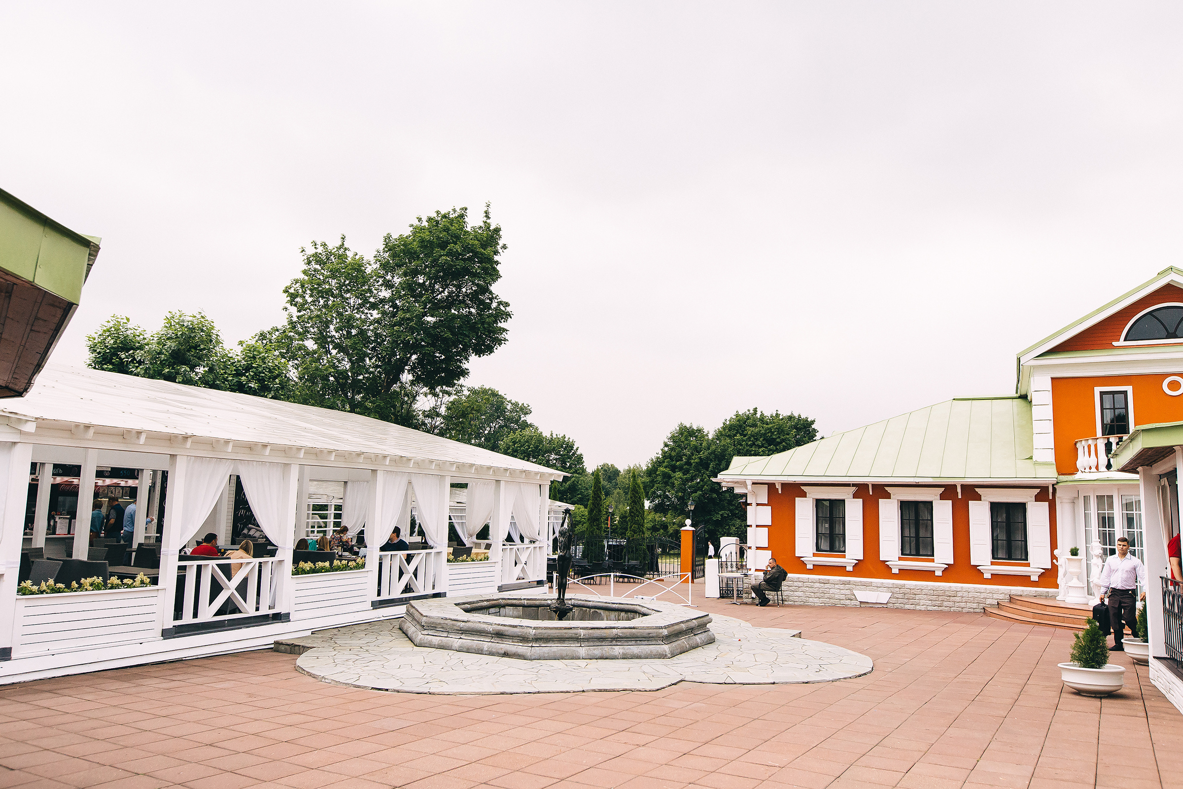 Поднимая бокалы с шампанским. Душевный фотограф Ваших самых ярких событий Марина Погребняк