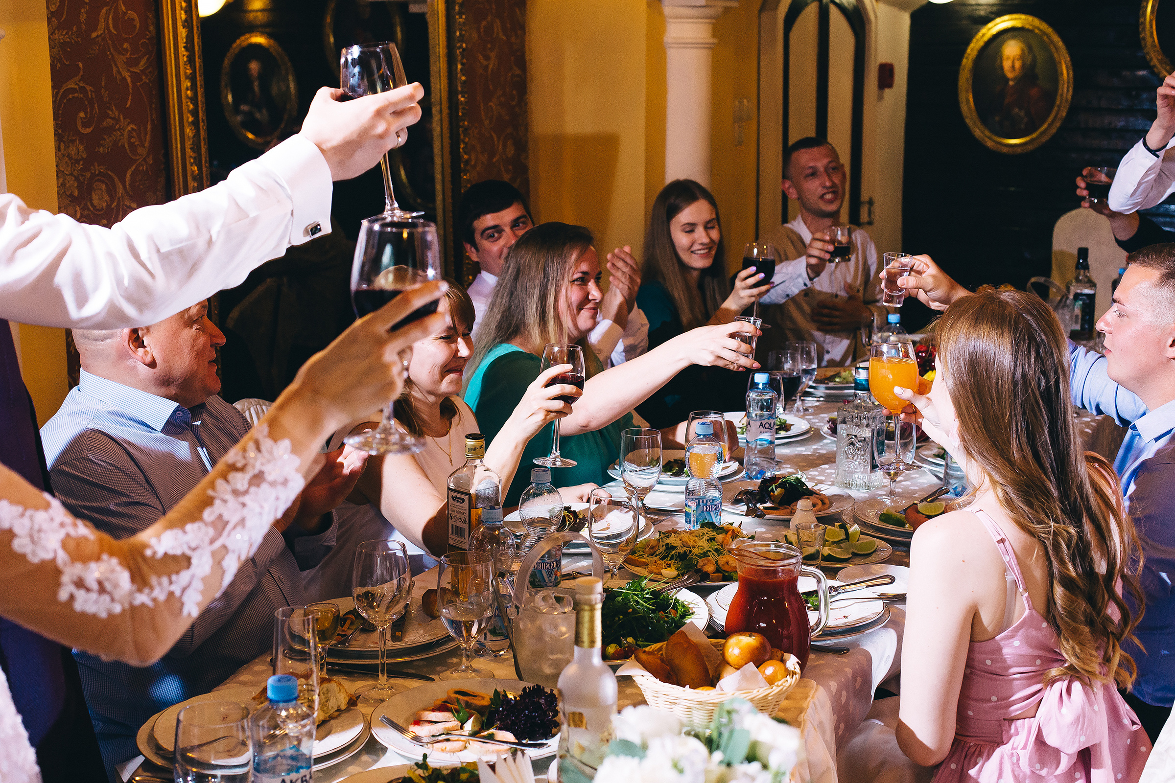 Поднимая бокалы с шампанским. Душевный фотограф Ваших самых ярких событий Марина Погребняк