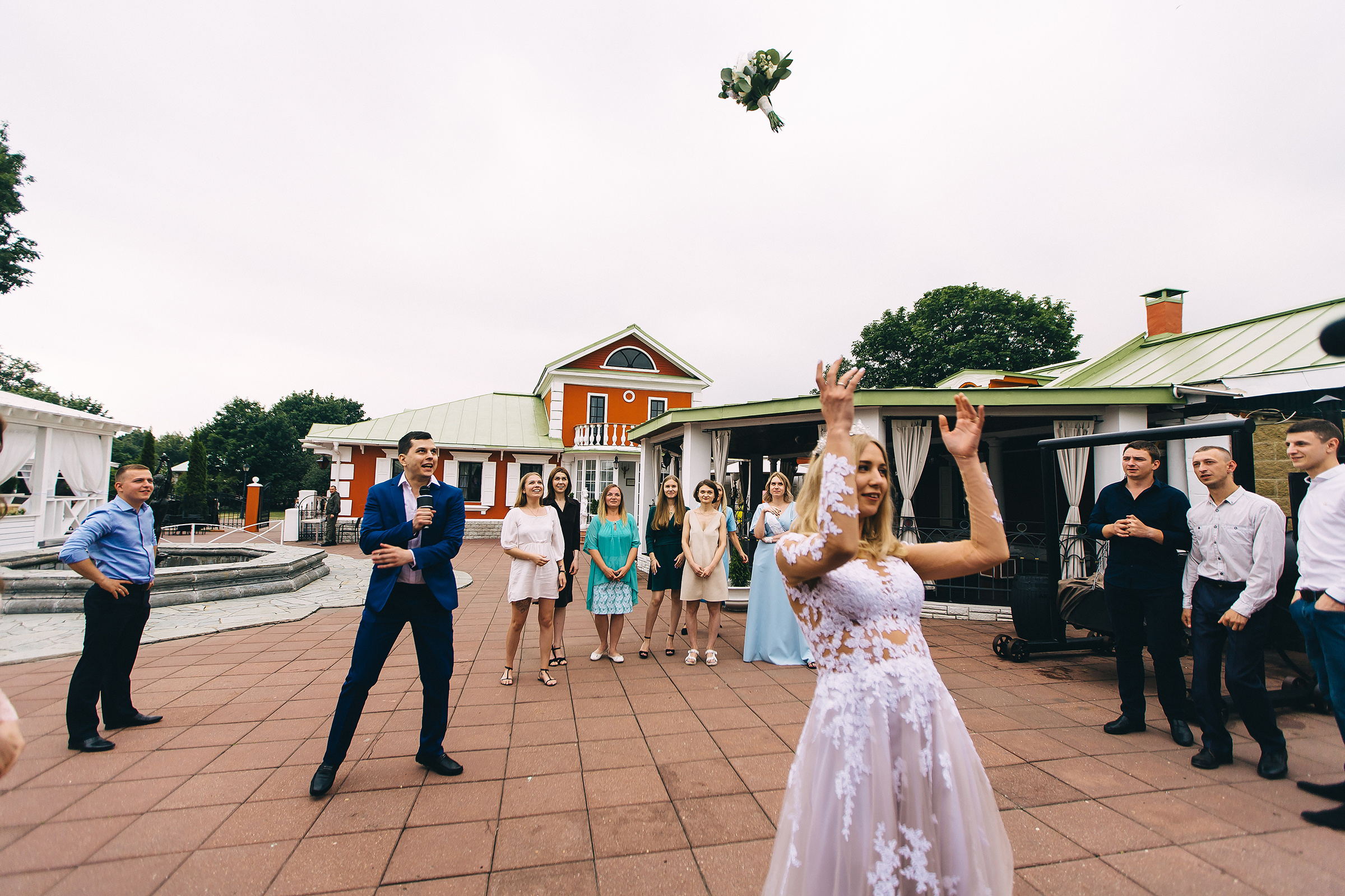 Поднимая бокалы с шампанским. Душевный фотограф Ваших самых ярких событий Марина Погребняк