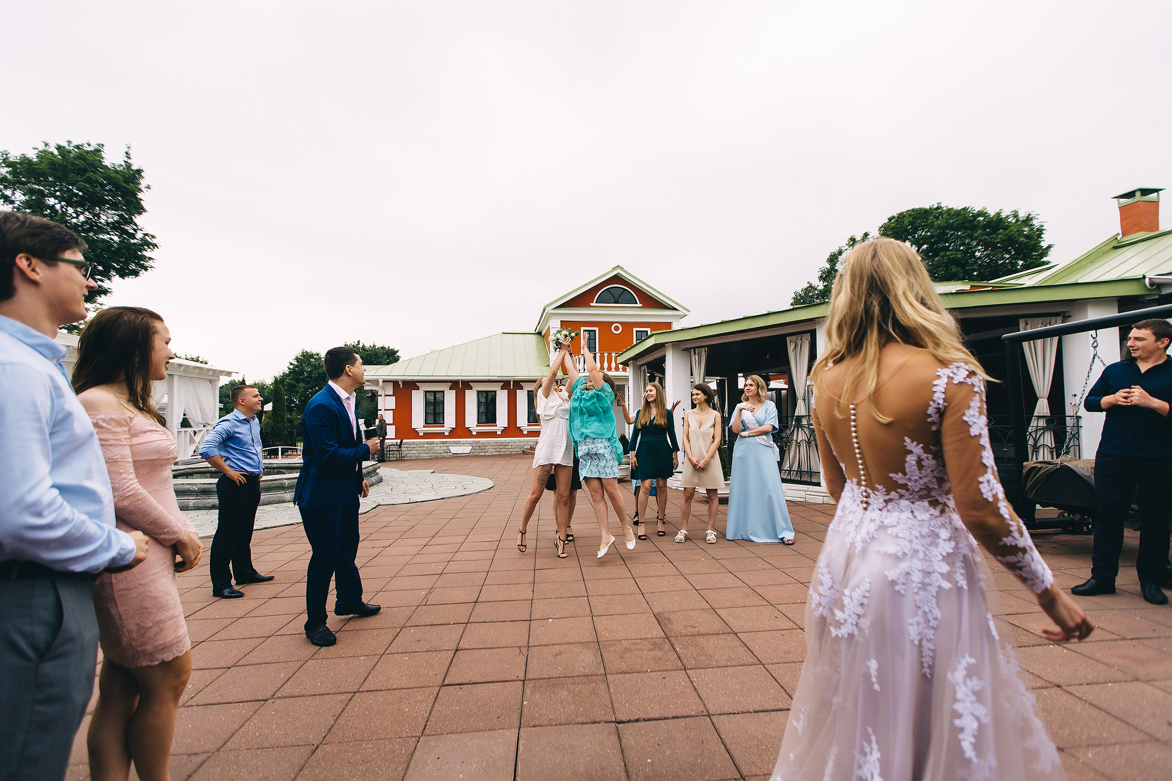 Поднимая бокалы с шампанским. Душевный фотограф Ваших самых ярких событий Марина Погребняк