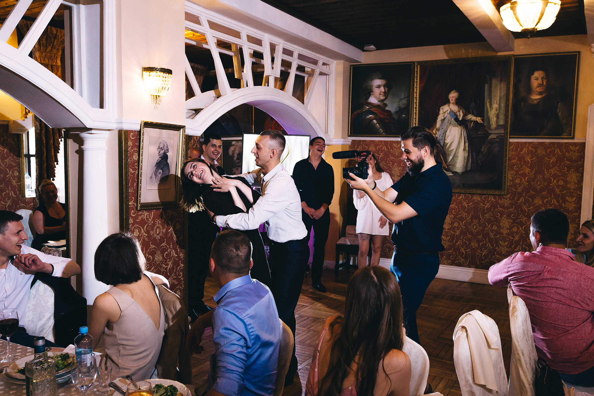 Поднимая бокалы с шампанским. Душевный фотограф Ваших самых ярких событий Марина Погребняк