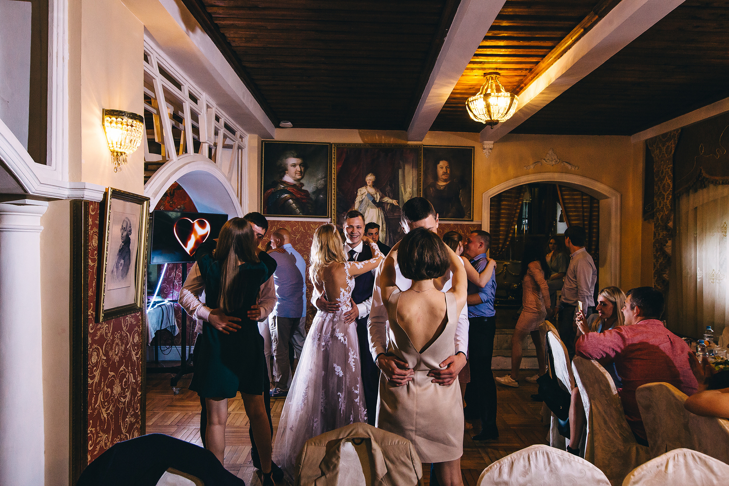 Поднимая бокалы с шампанским. Душевный фотограф Ваших самых ярких событий Марина Погребняк