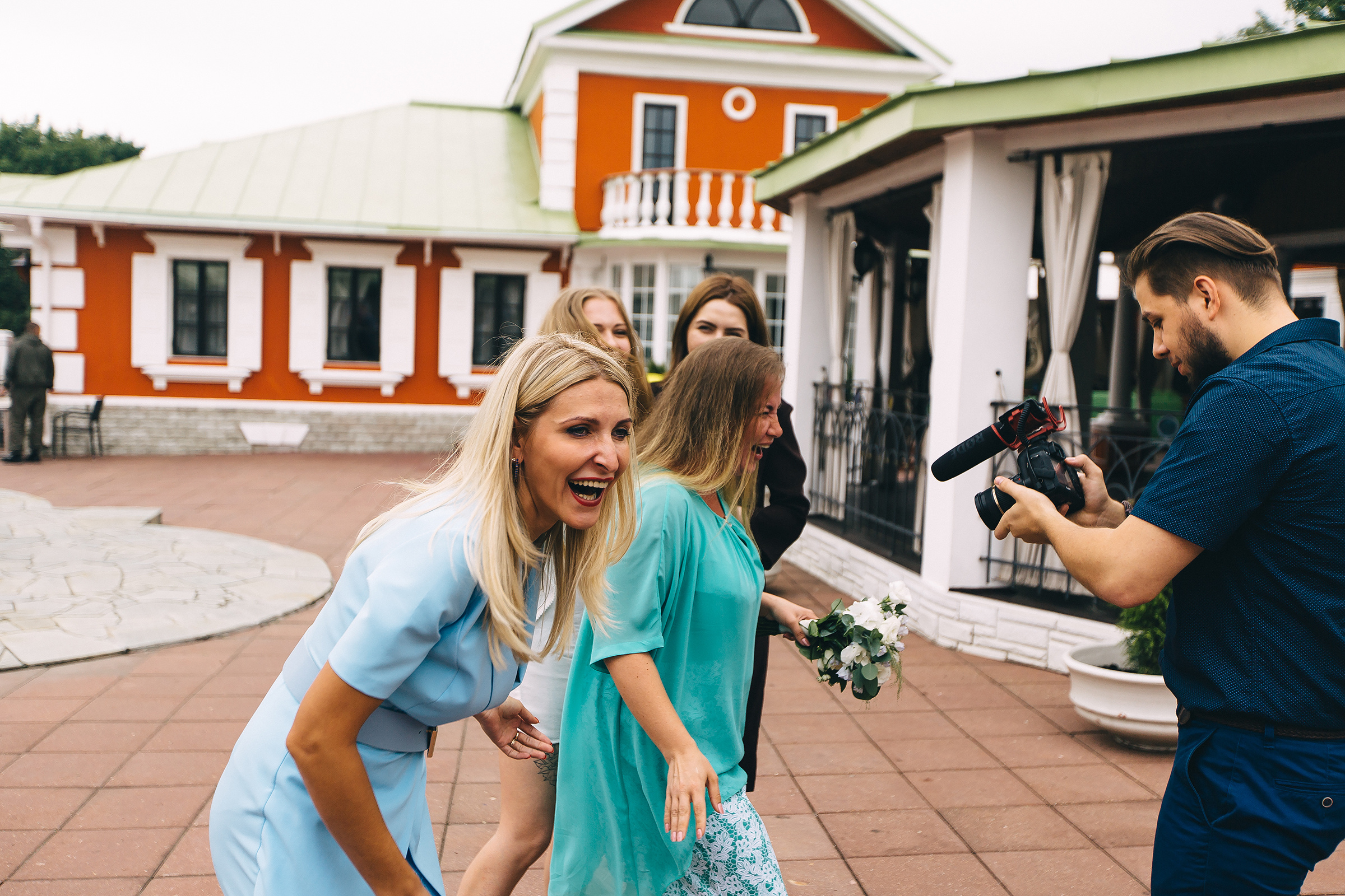 Поднимая бокалы с шампанским. Душевный фотограф Ваших самых ярких событий Марина Погребняк