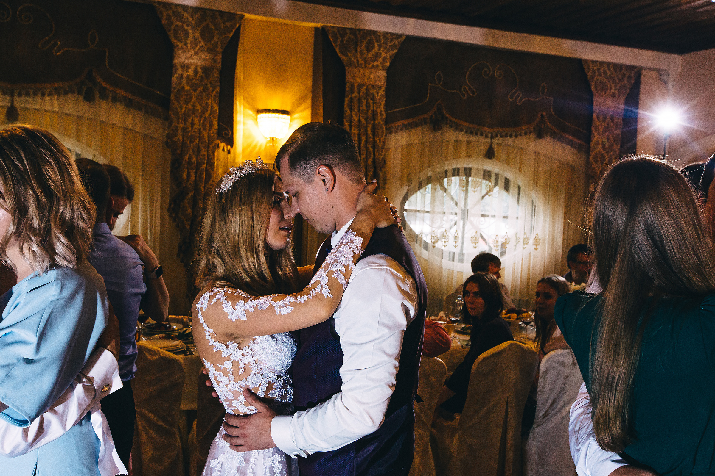 Поднимая бокалы с шампанским. Душевный фотограф Ваших самых ярких событий Марина Погребняк