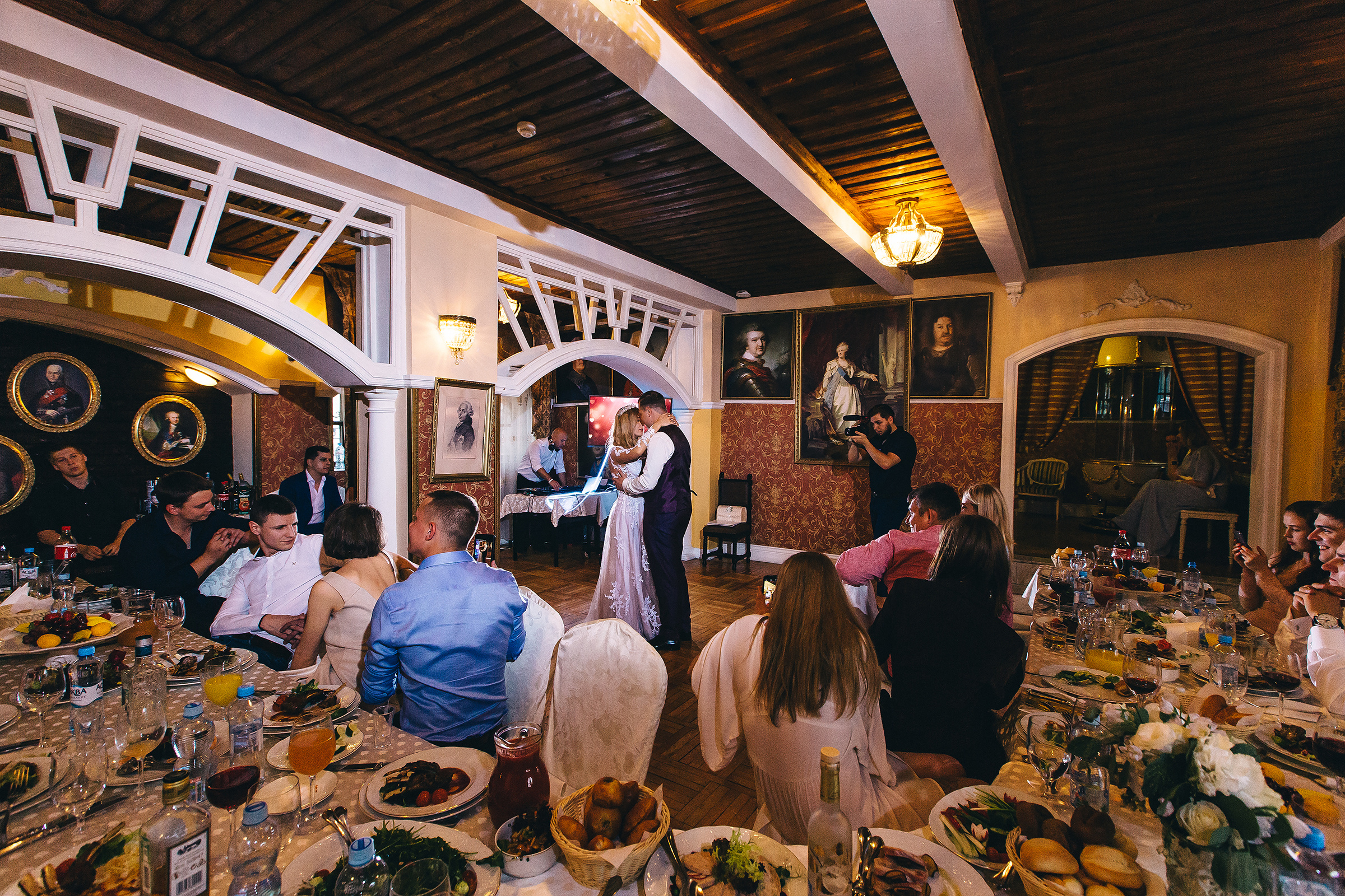 Поднимая бокалы с шампанским. Душевный фотограф Ваших самых ярких событий Марина Погребняк