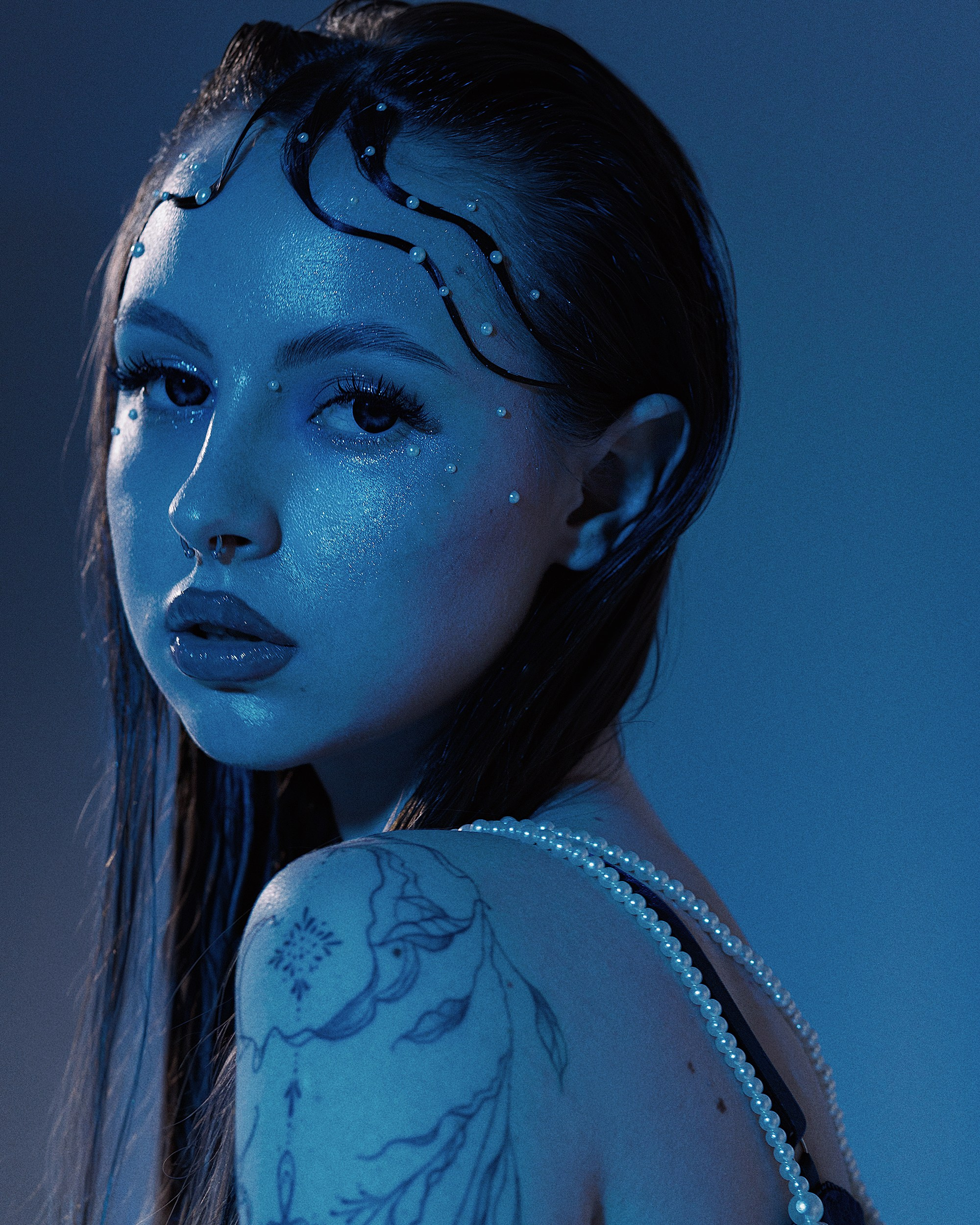 Александра Овечкина, Пенза: крупный план лица модели с влажным макияжем и стразами в холодном синем освещении.