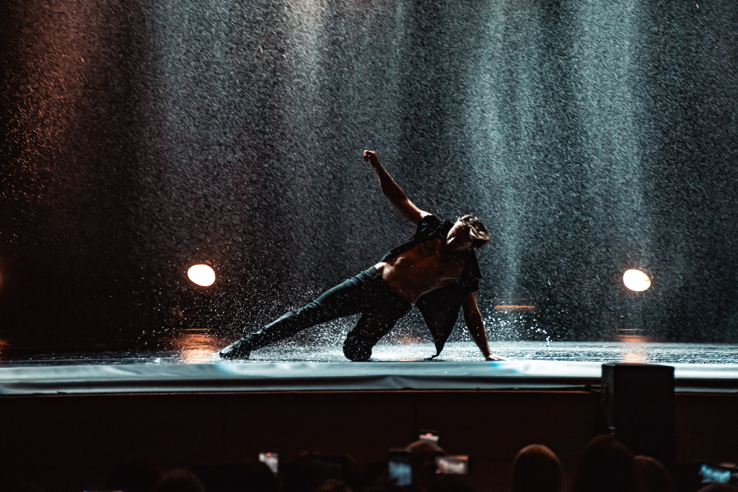 Шоу под дождем, Гранд Холл Сибирь, 20.02.2026. Фотограф Регина Крикунова г. Красноярск