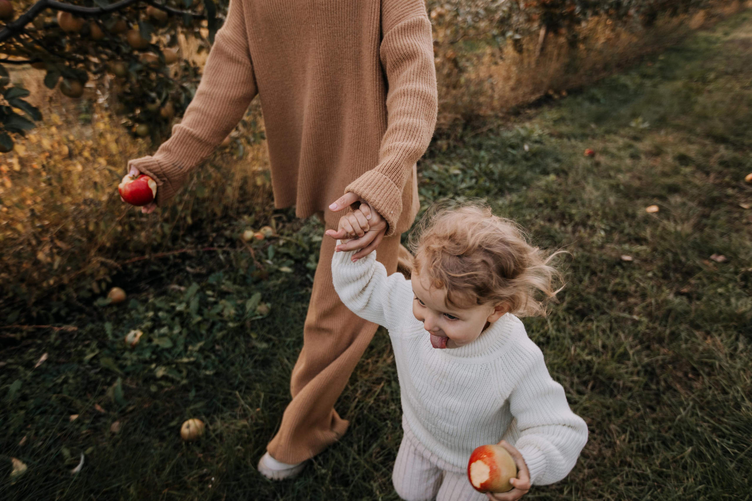 Юля, Уля и яблоки. Семейный фотограф в Белгороде Аня Никифорова