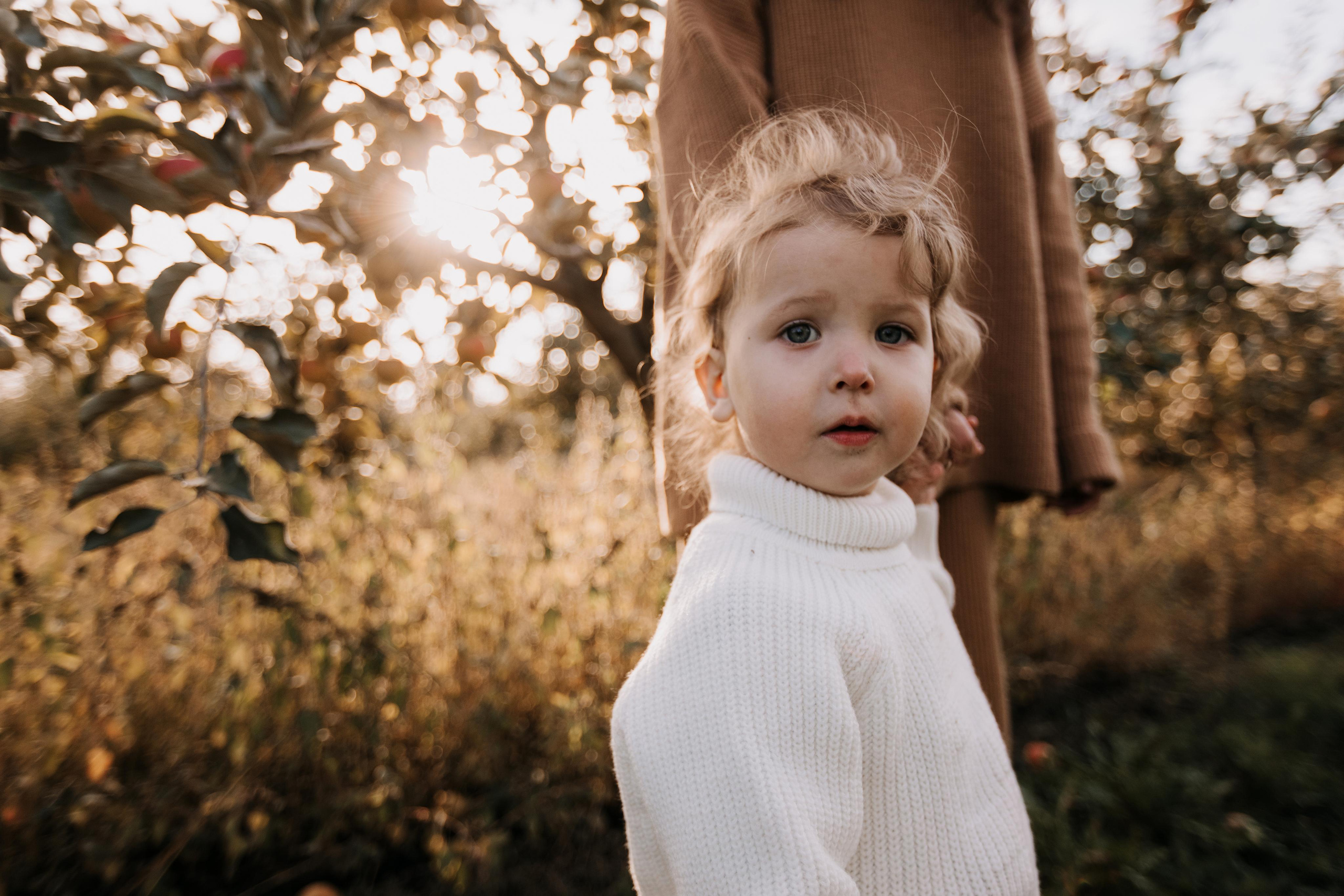 Юля, Уля и яблоки. Семейный фотограф в Белгороде Аня Никифорова