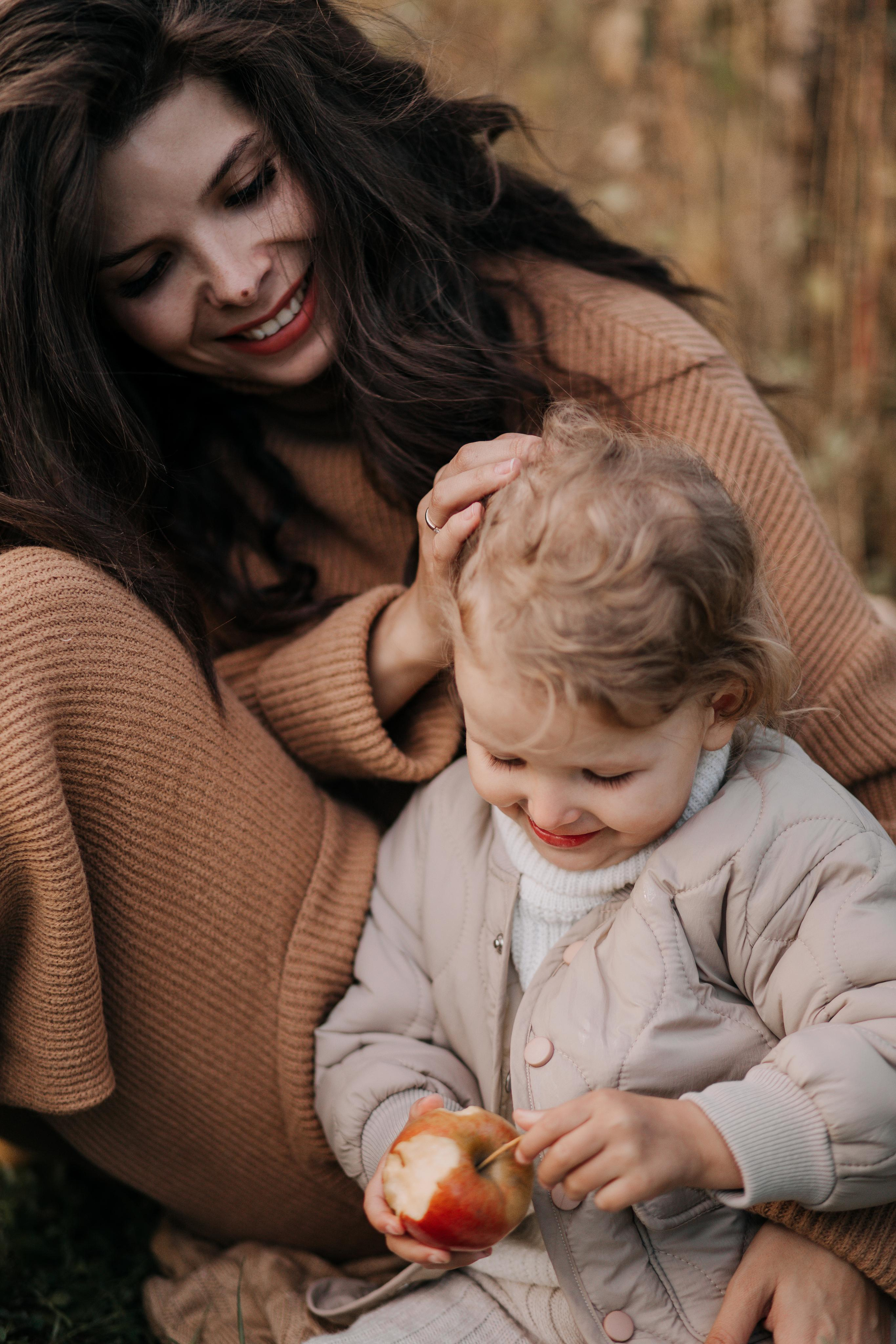 Юля, Уля и яблоки. Семейный фотограф в Белгороде Аня Никифорова
