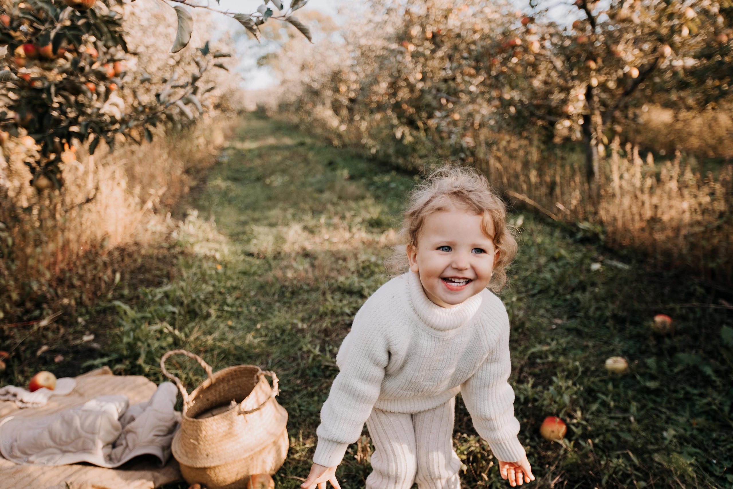 Юля, Уля и яблоки. Семейный фотограф в Белгороде Аня Никифорова