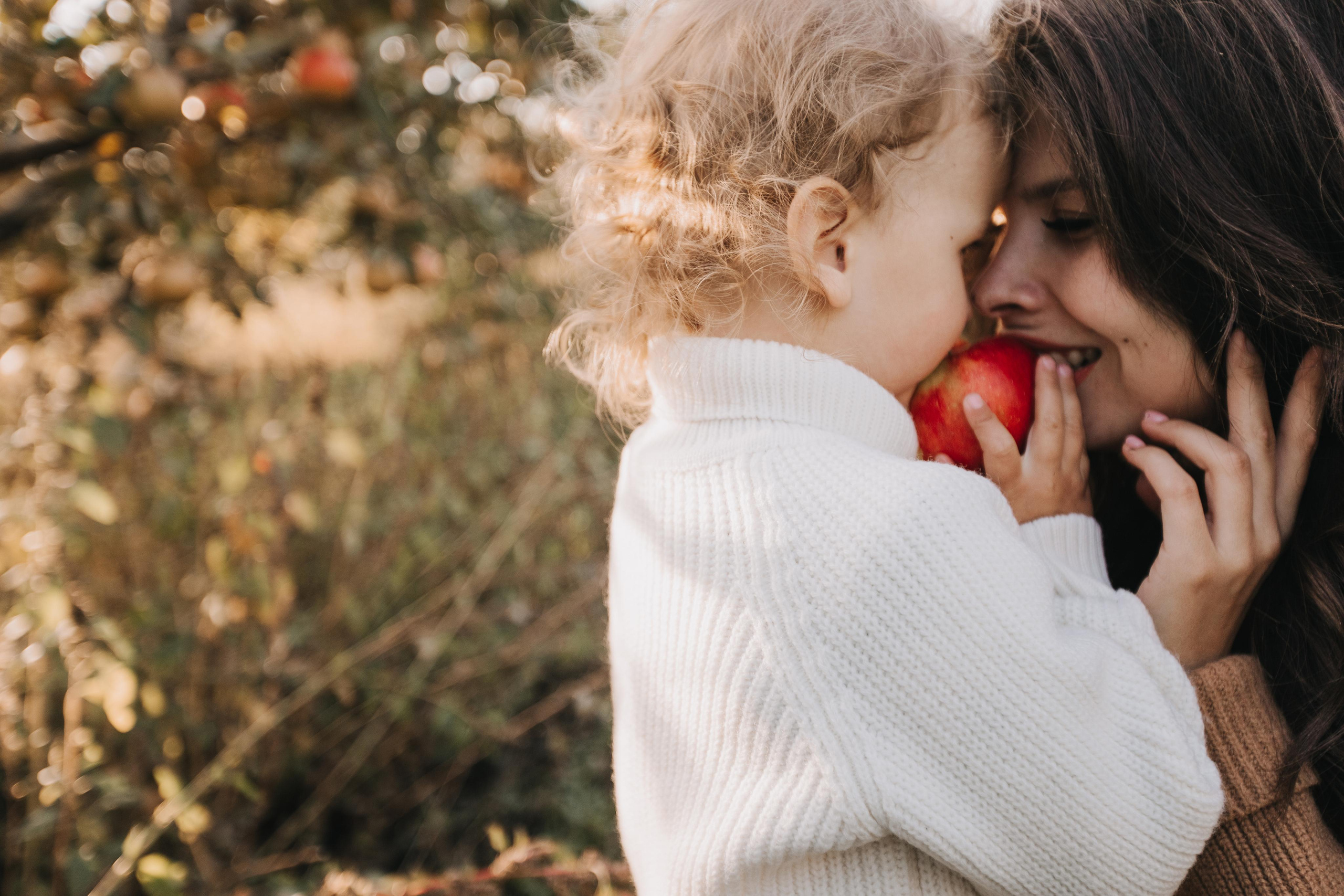 Юля, Уля и яблоки. Семейный фотограф в Белгороде Аня Никифорова