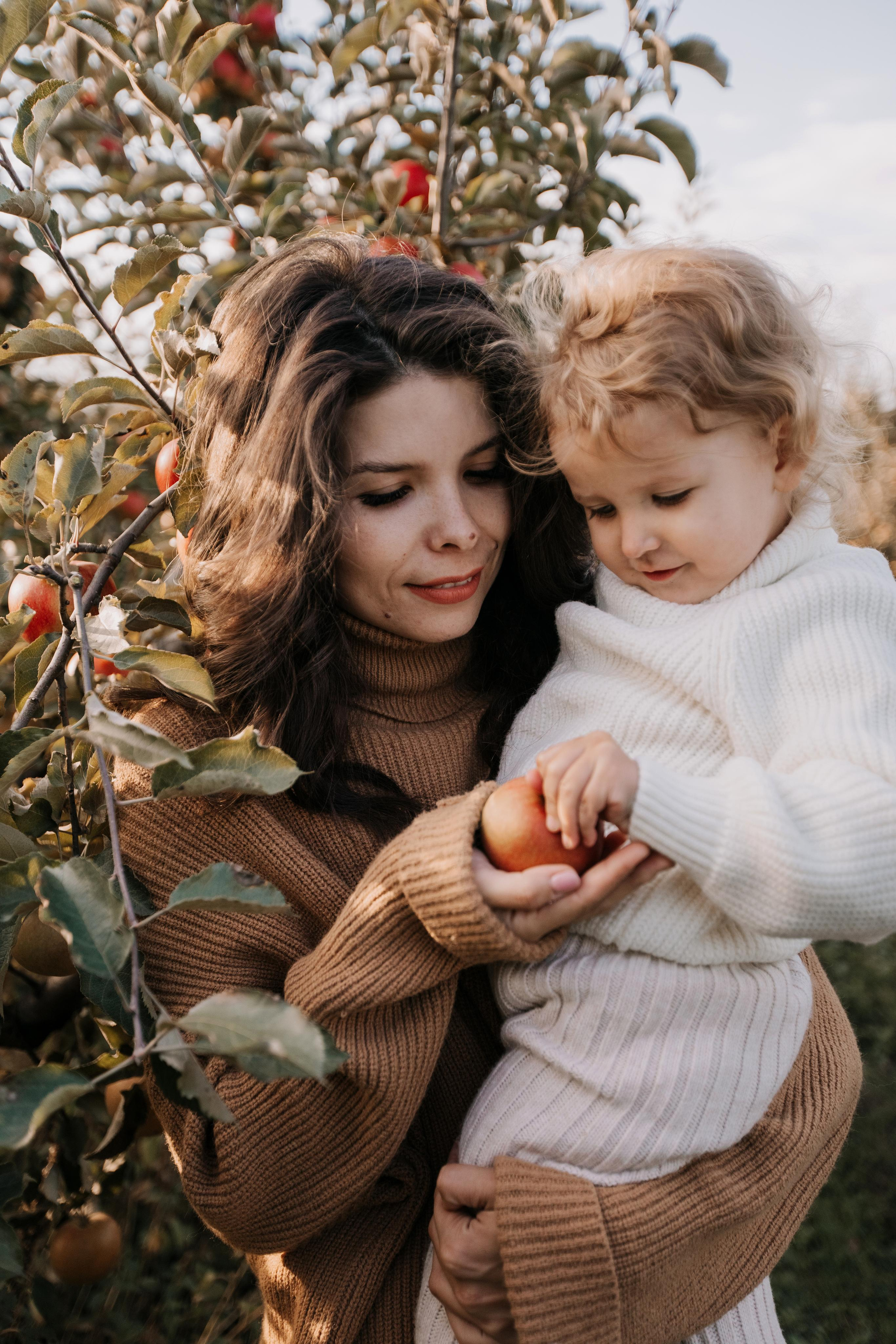 Юля, Уля и яблоки. Семейный фотограф в Белгороде Аня Никифорова