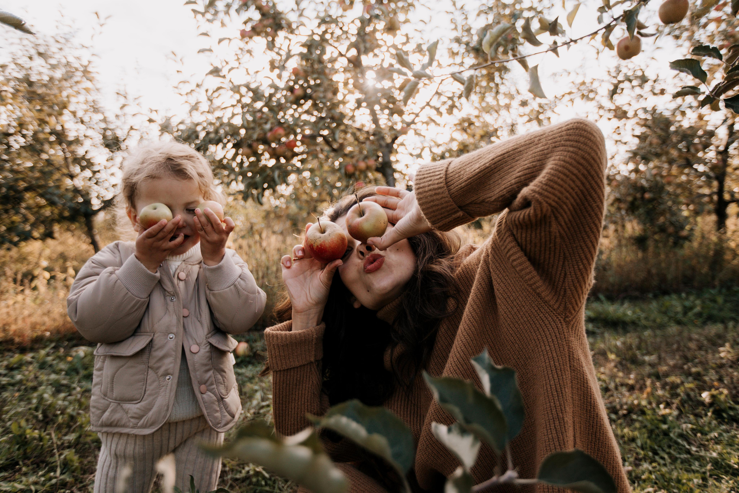 Юля, Уля и яблоки. Семейный фотограф в Белгороде Аня Никифорова