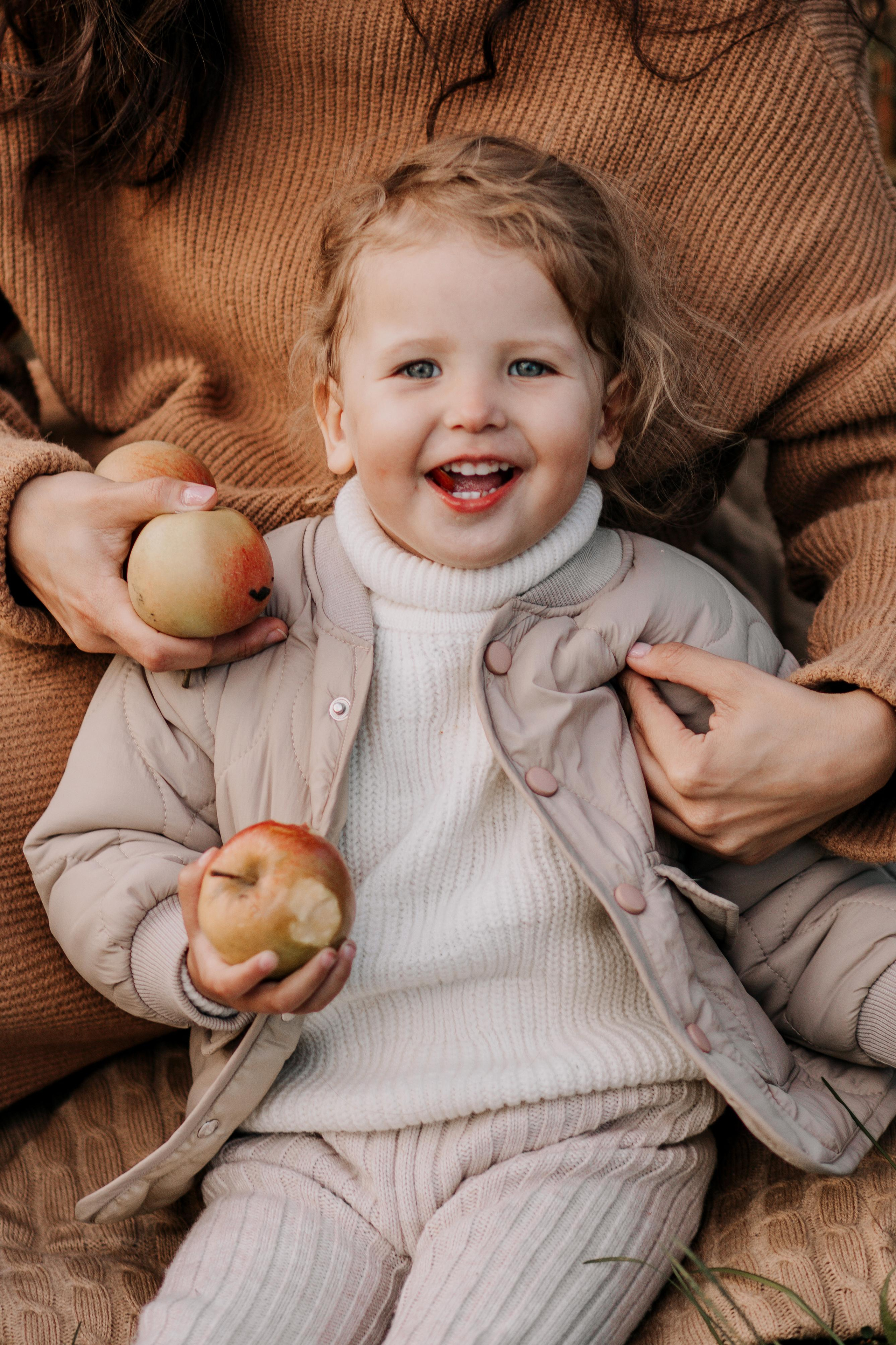 Юля, Уля и яблоки. Семейный фотограф в Белгороде Аня Никифорова