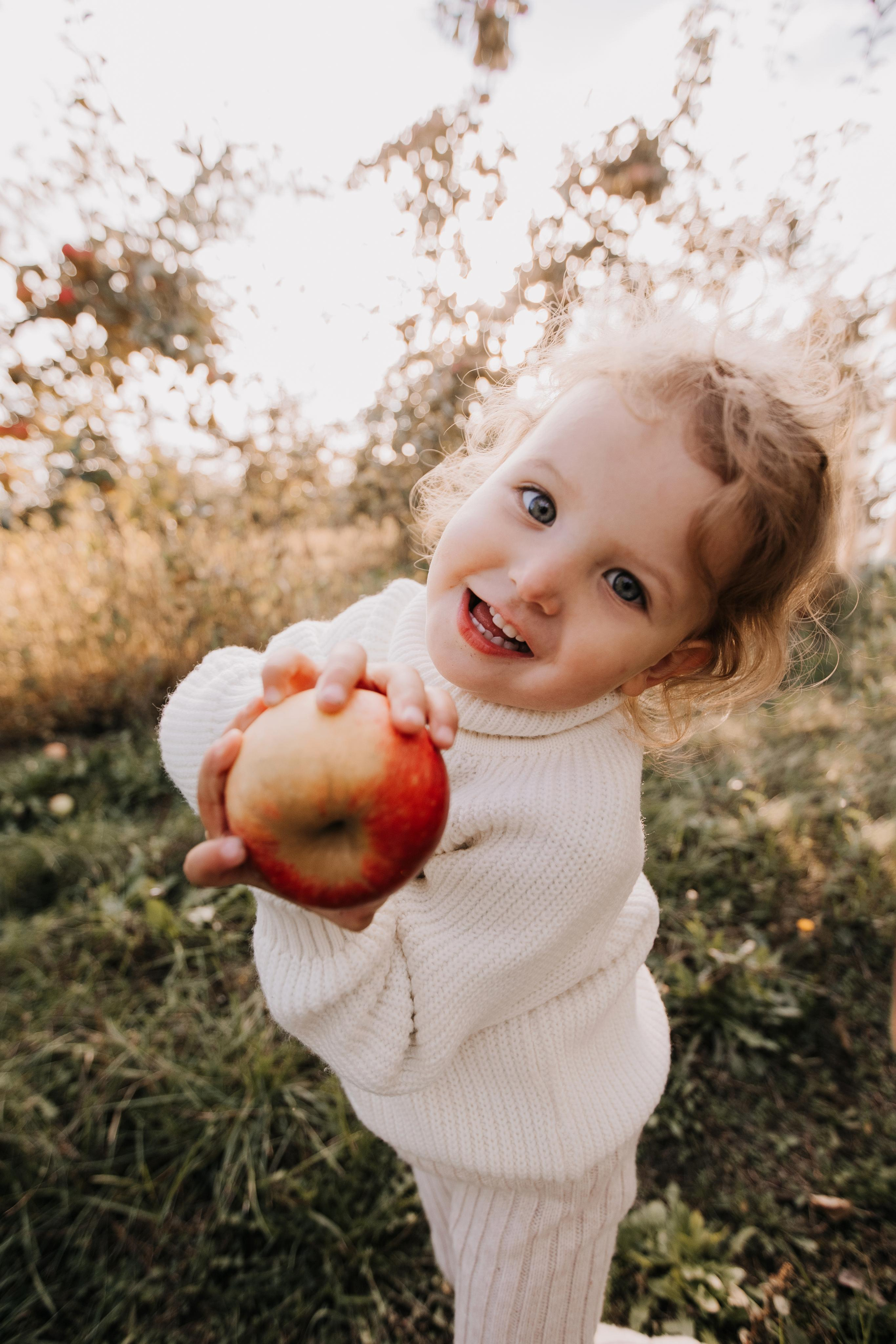 Юля, Уля и яблоки. Семейный фотограф в Белгороде Аня Никифорова