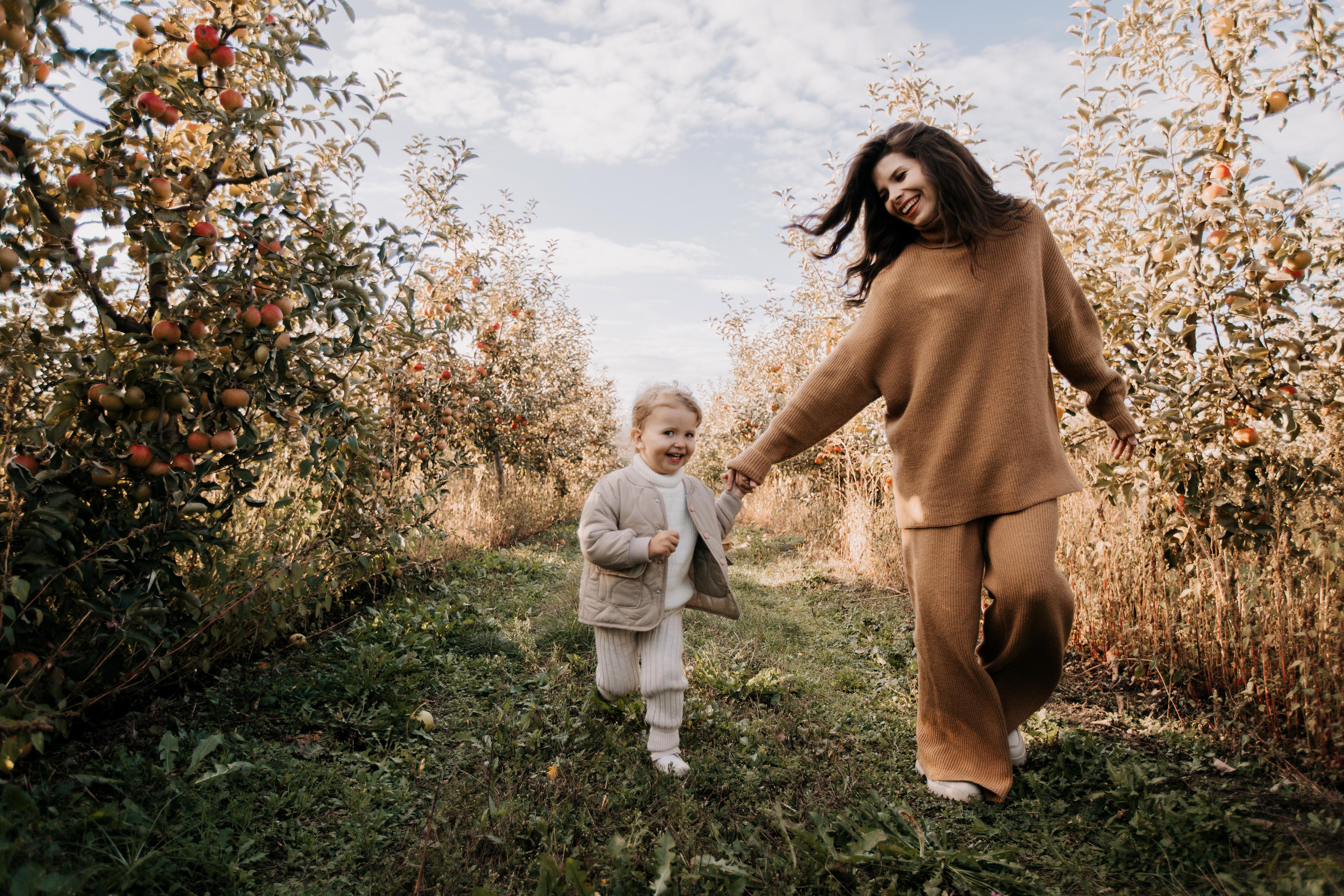 Юля, Уля и яблоки. Семейный фотограф в Белгороде Аня Никифорова