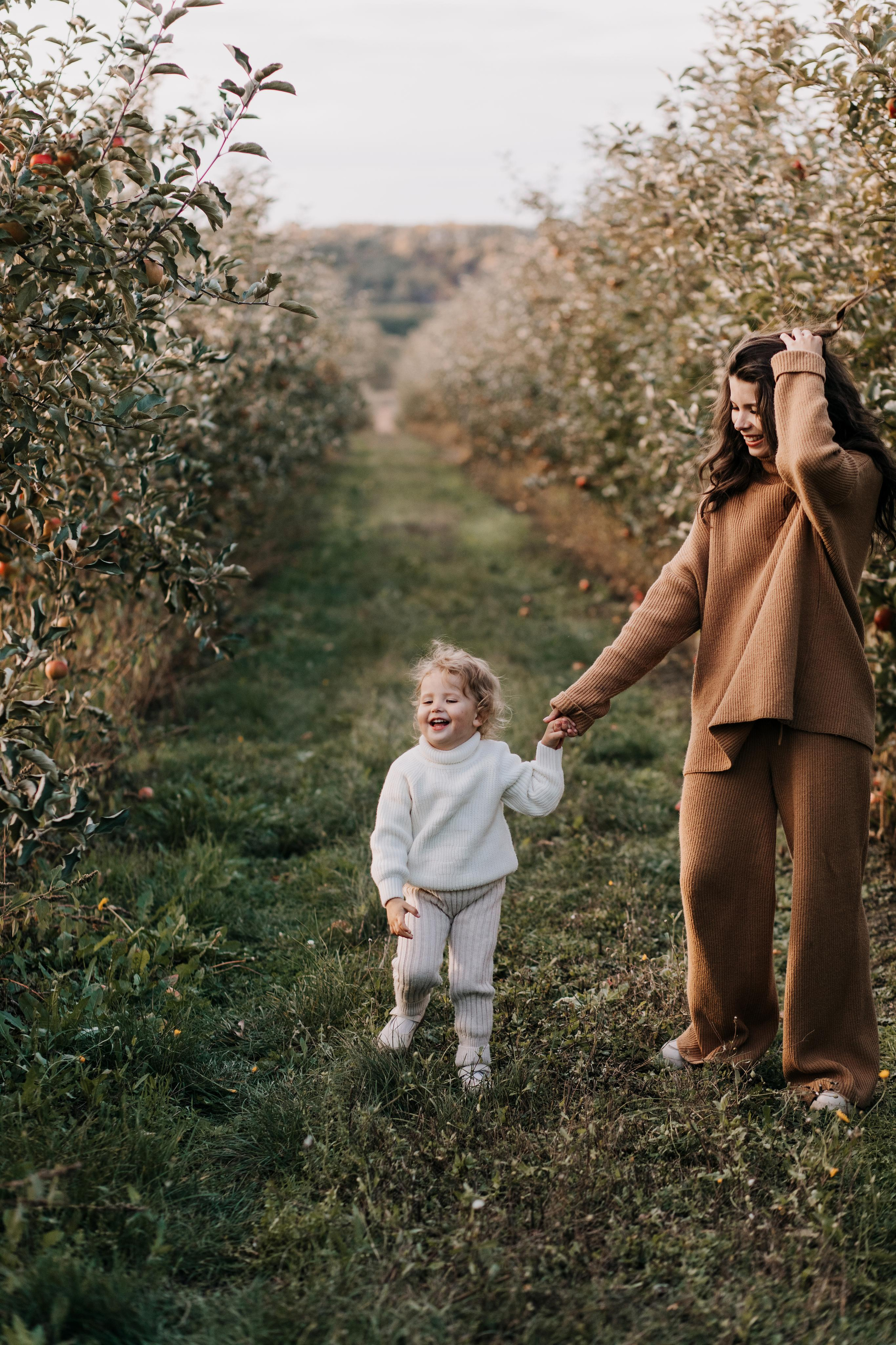 Юля, Уля и яблоки. Семейный фотограф в Белгороде Аня Никифорова