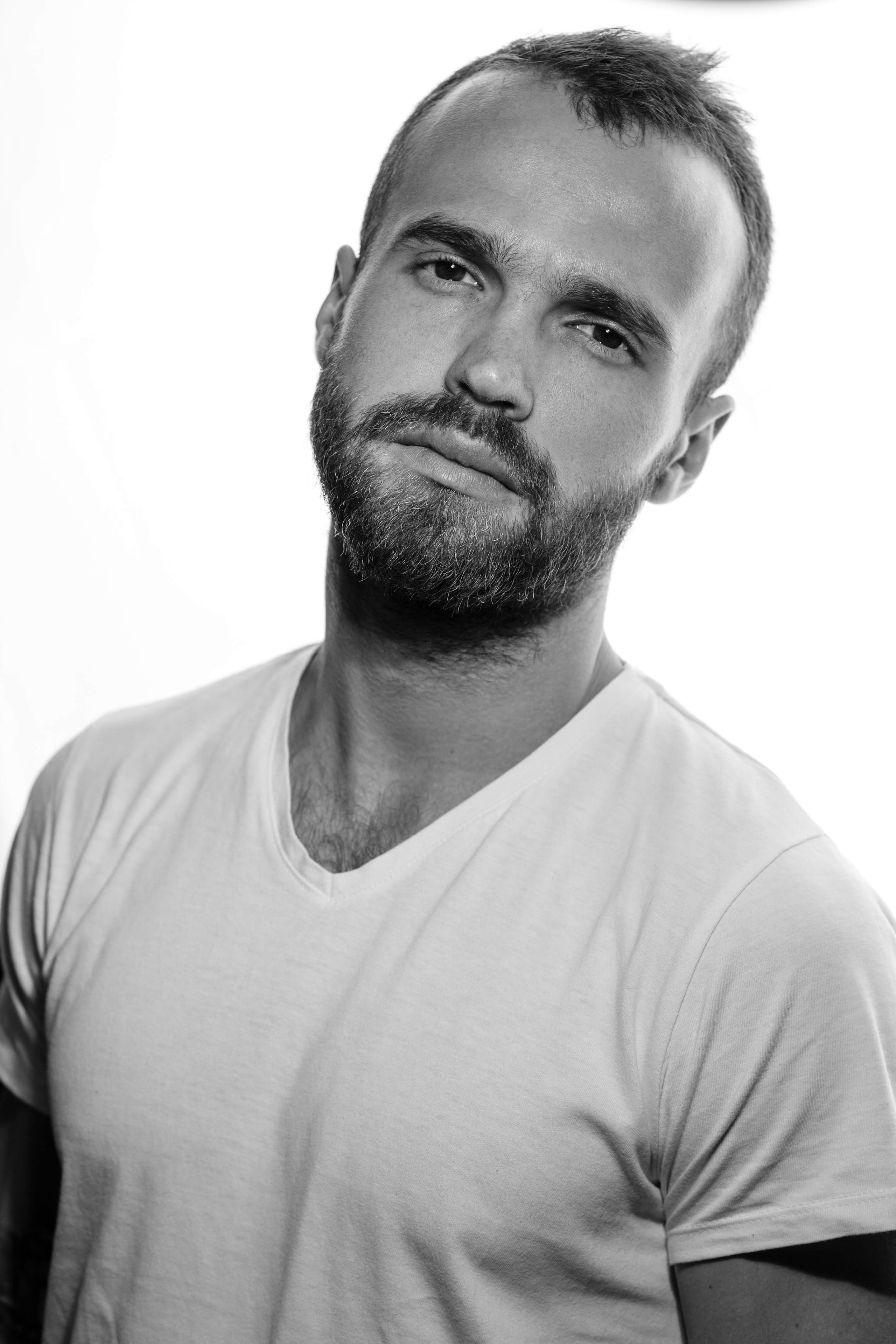 портрет мужчины в футболке на белом фоне