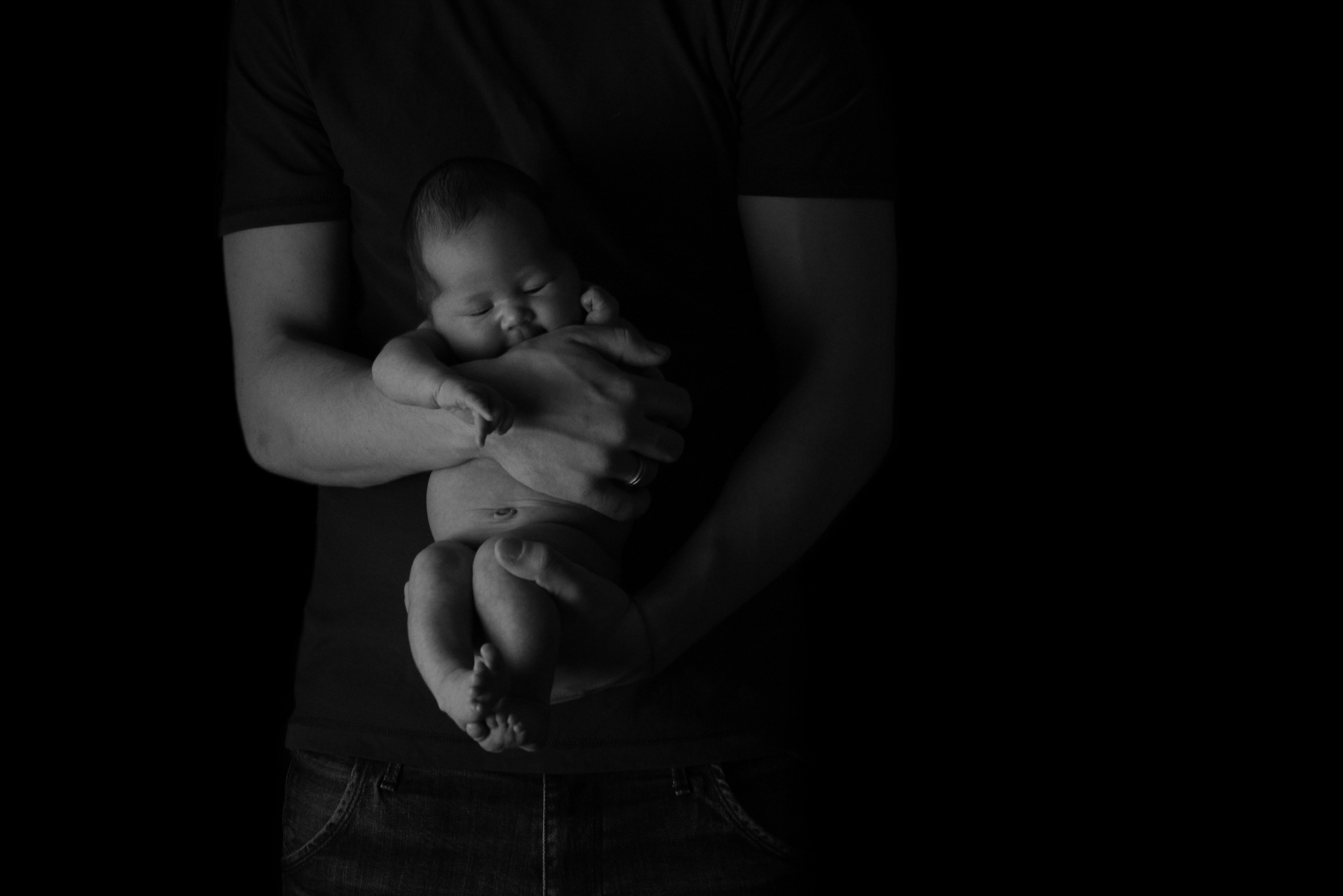 Таинственные чёрно-белые снимки новорождённых крох и кадры с руками родителей