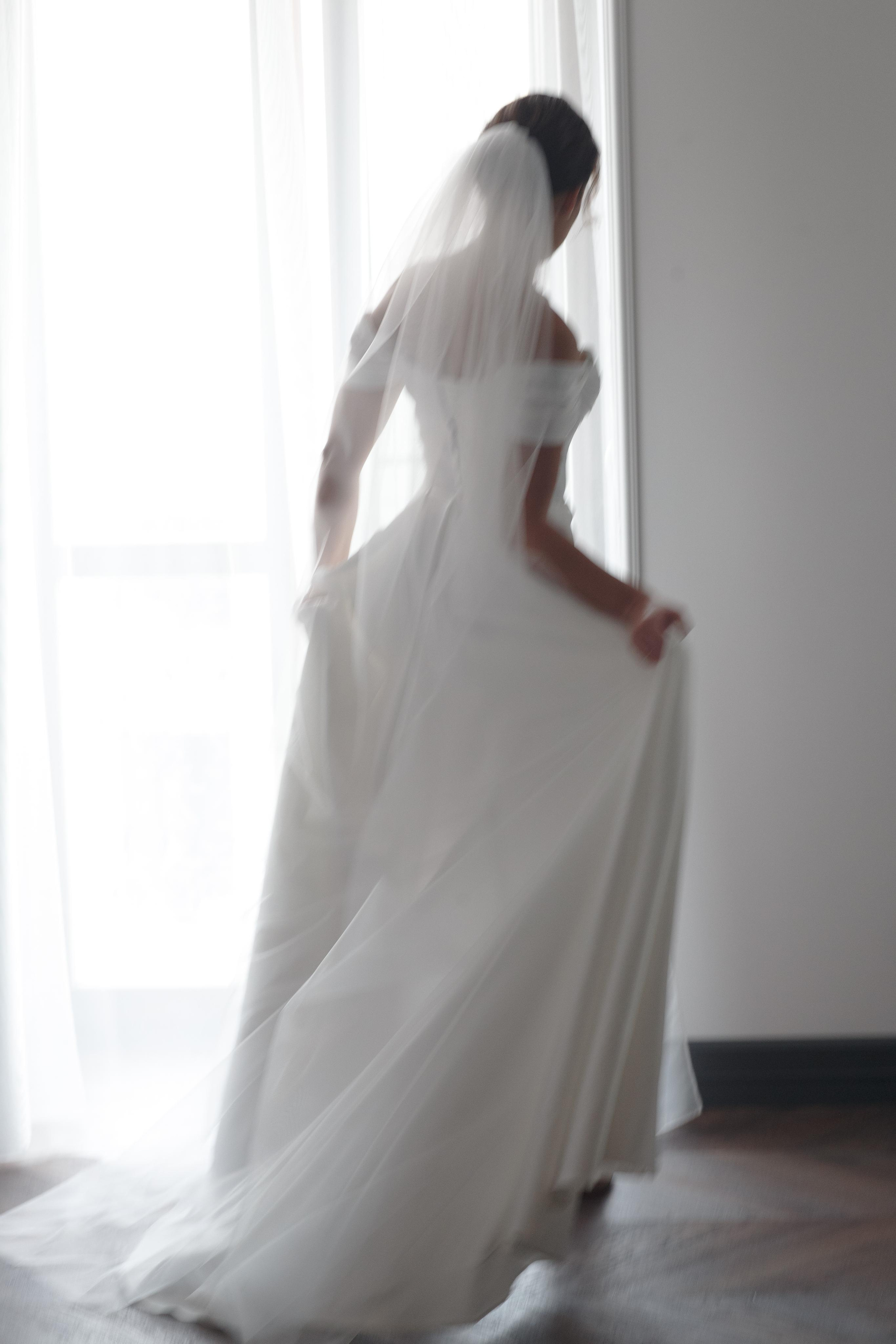 Красивая невеста в стильном кафе