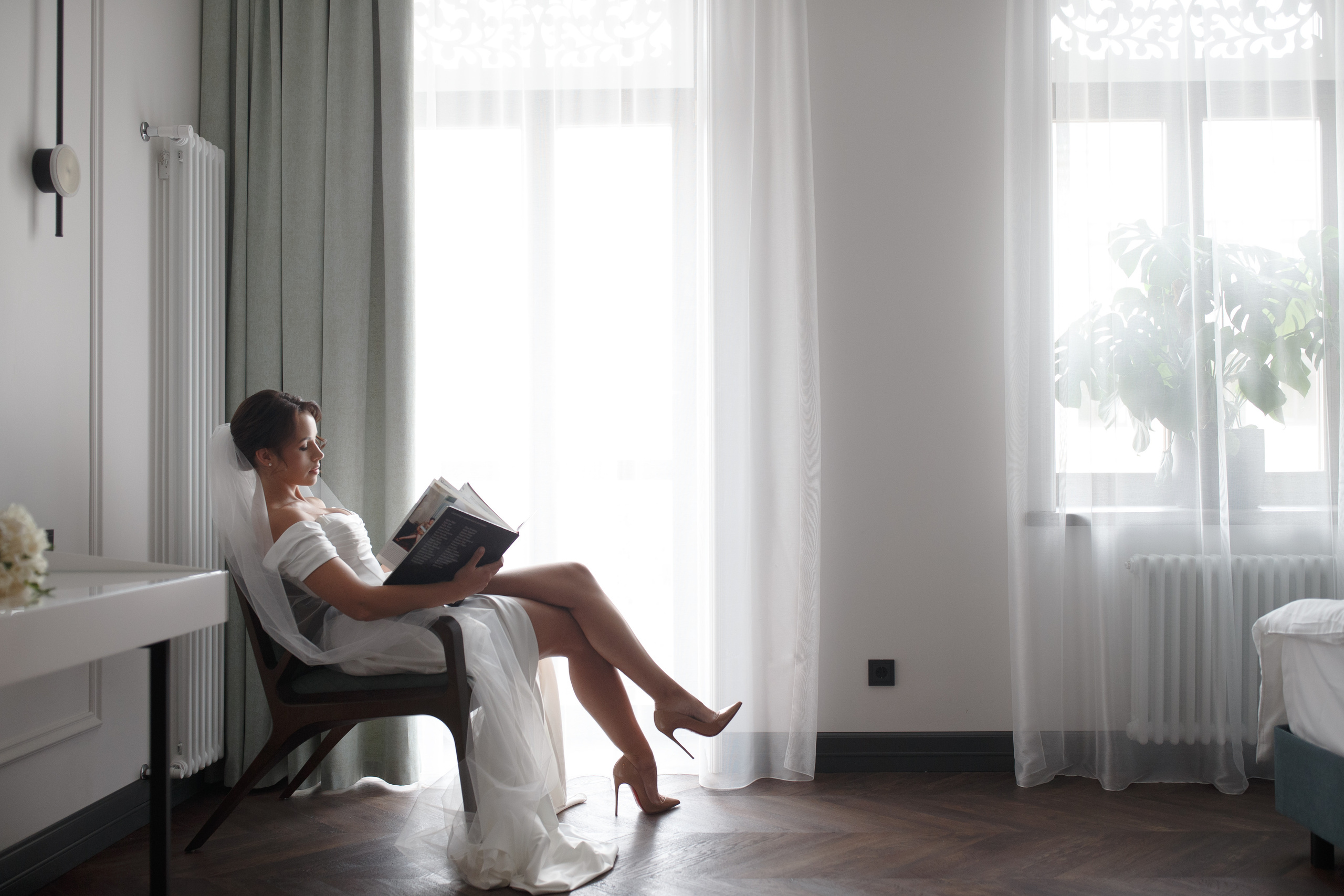 Красивая невеста в стильном кафе