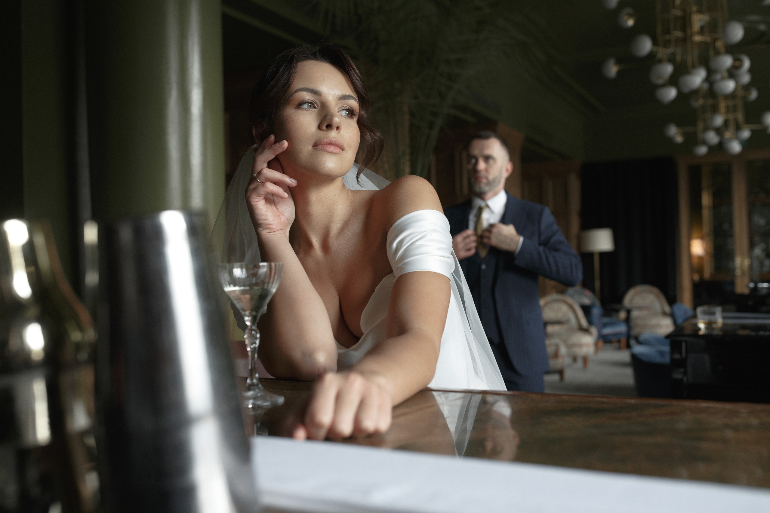 Красивая невеста в стильном кафе