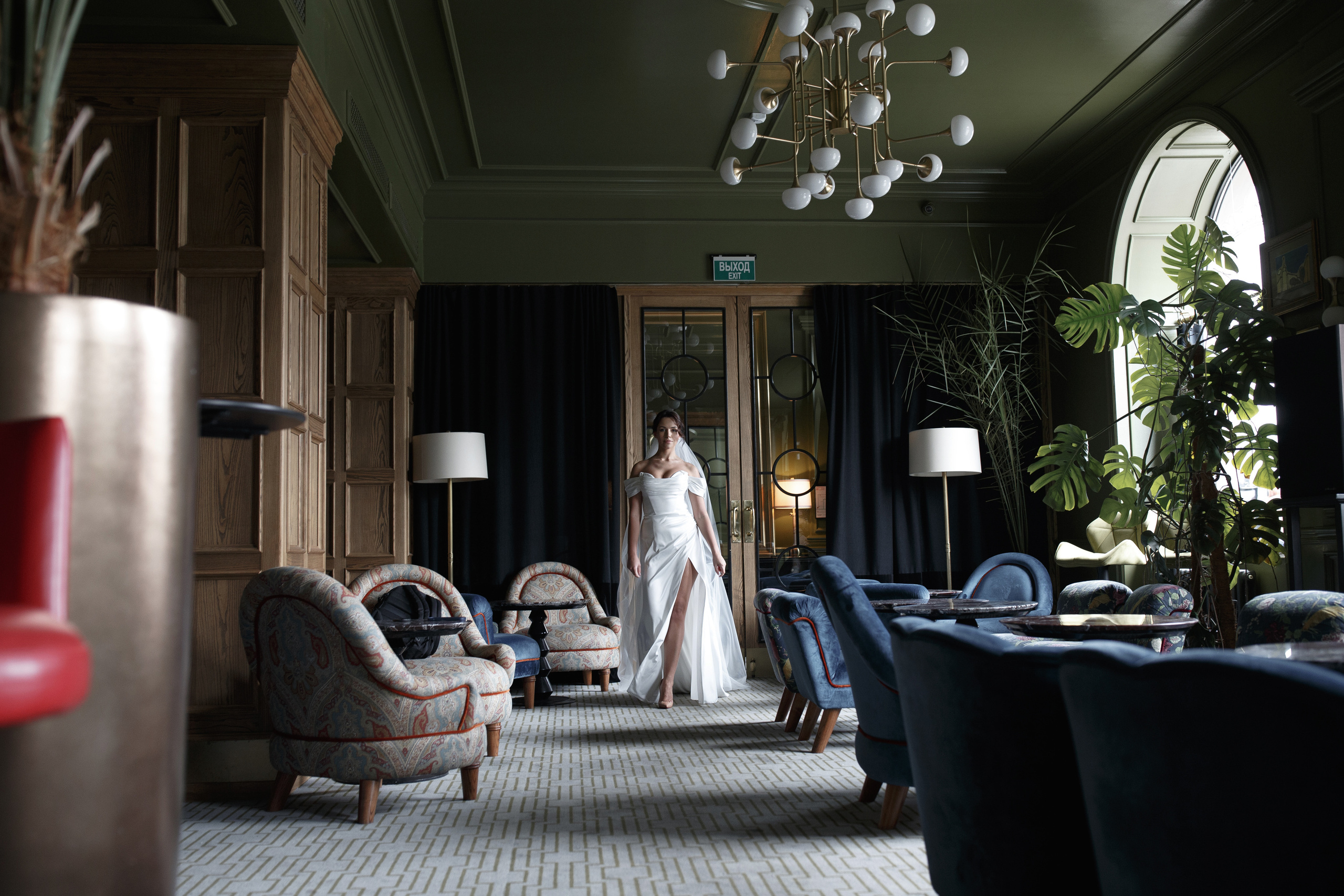 Красивая невеста в стильном кафе