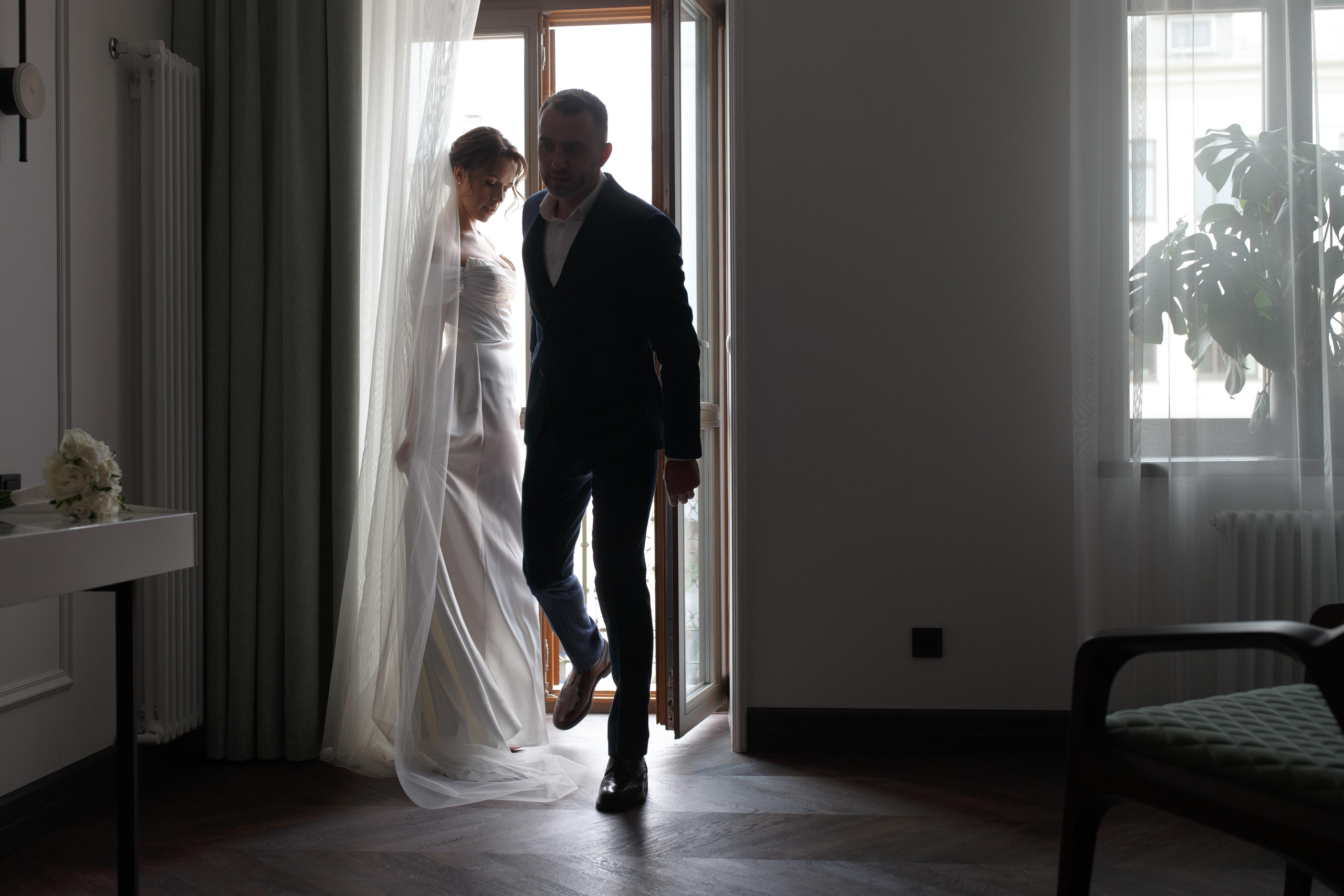 Красивая невеста в стильном кафе