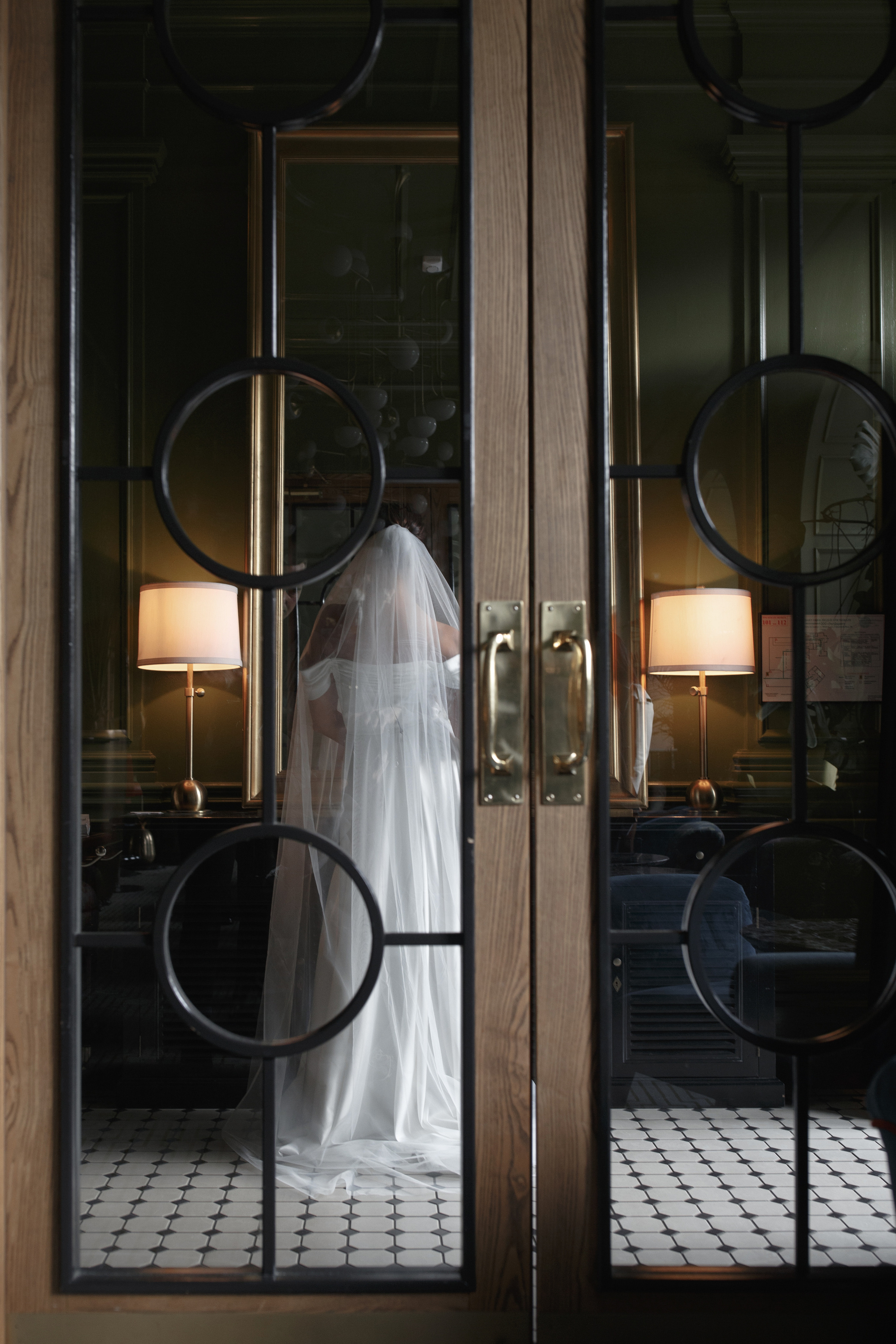 Красивая невеста в стильном кафе