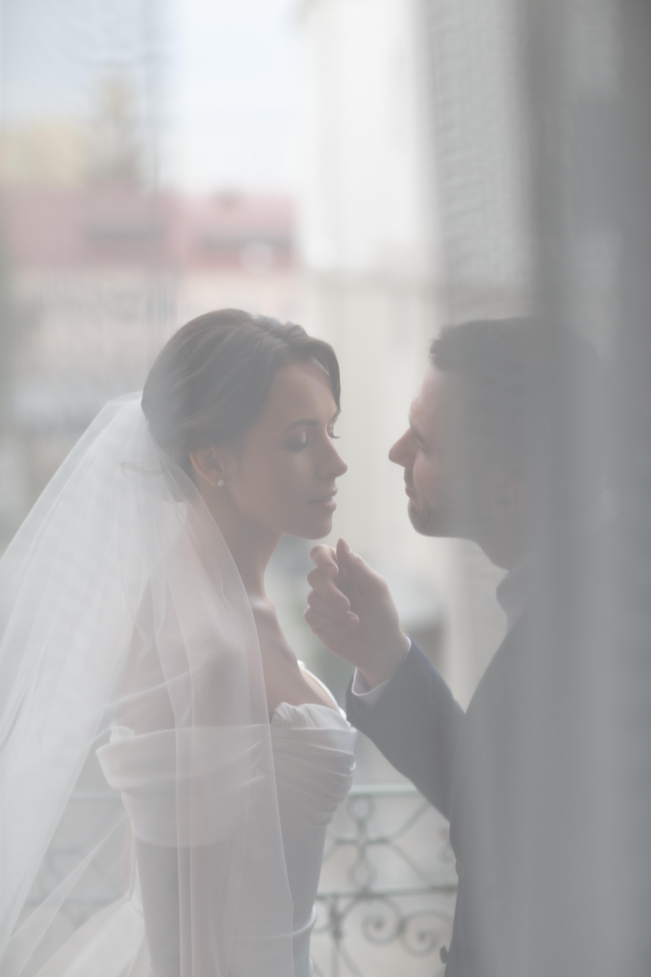 Красивая невеста в стильном кафе